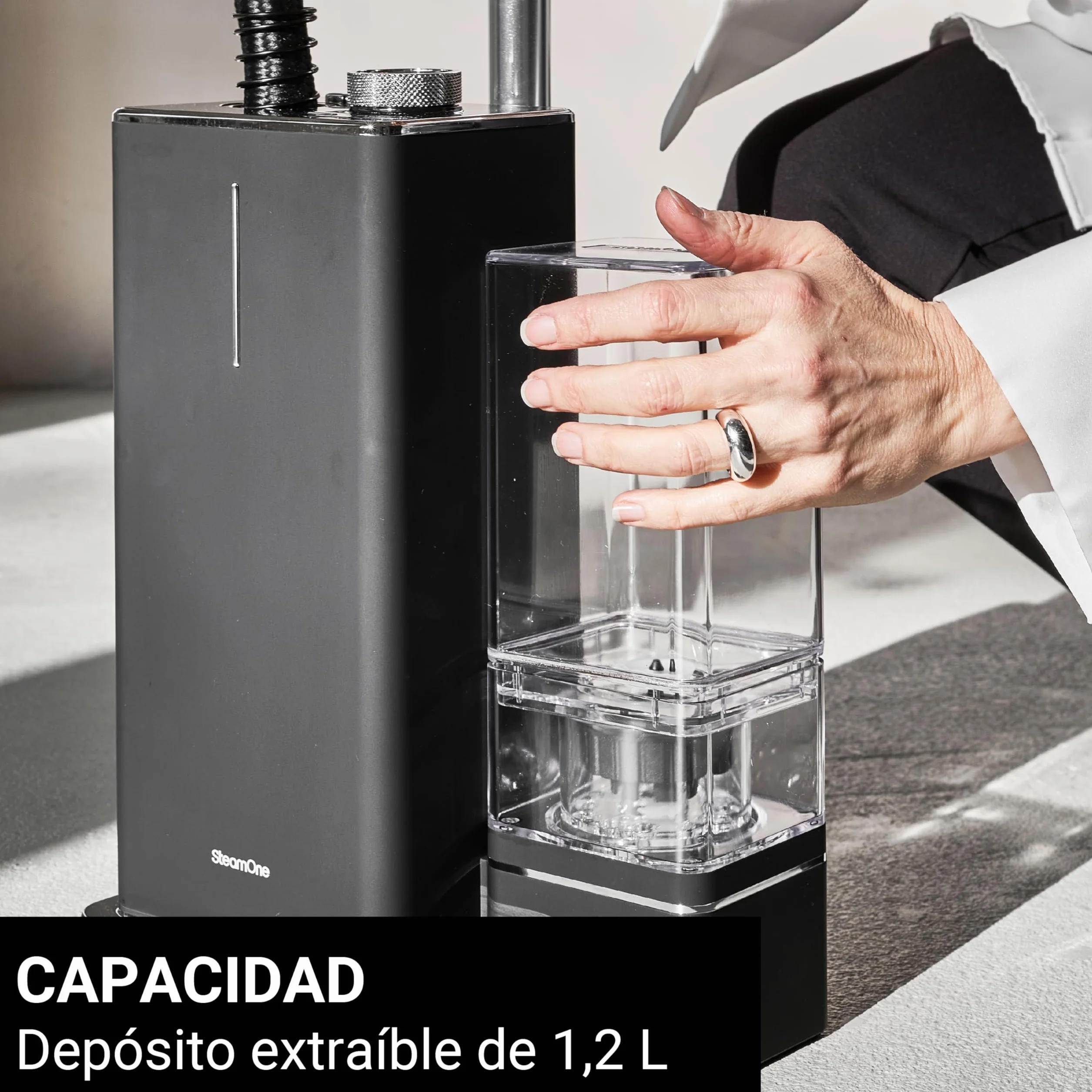 STEAMONE - Plancha de vapor vertical 2000W 45g/min - Autonomía 80min (1,2L) - Cable de 2m - Elimina el 99,99% de las impurezas - Lista en 45s - Intuitivo, compacto, de alto rendimiento - EUES200B