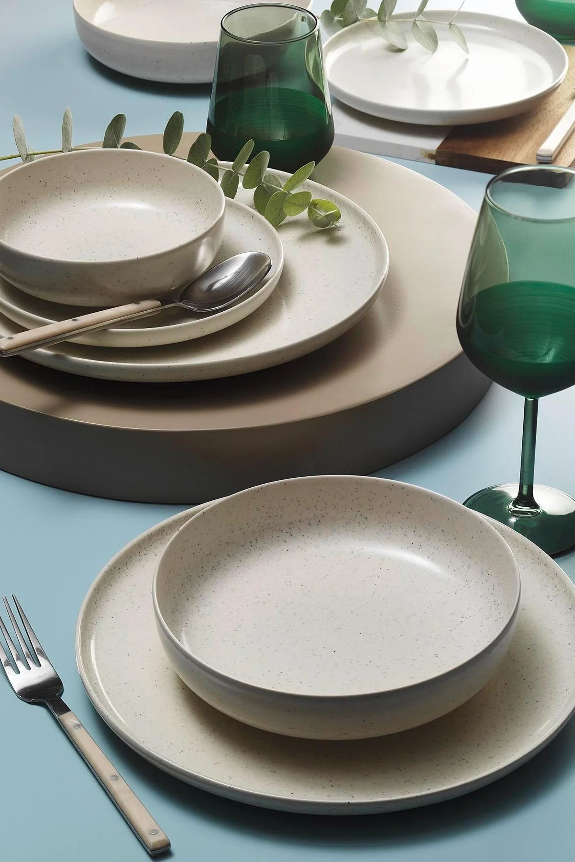 Vajilla elegante de 8 piezas, 100% porcelana, color crema, incluye platos, platos hondos de postre y cuencos, apto para lavavajillas y microondas