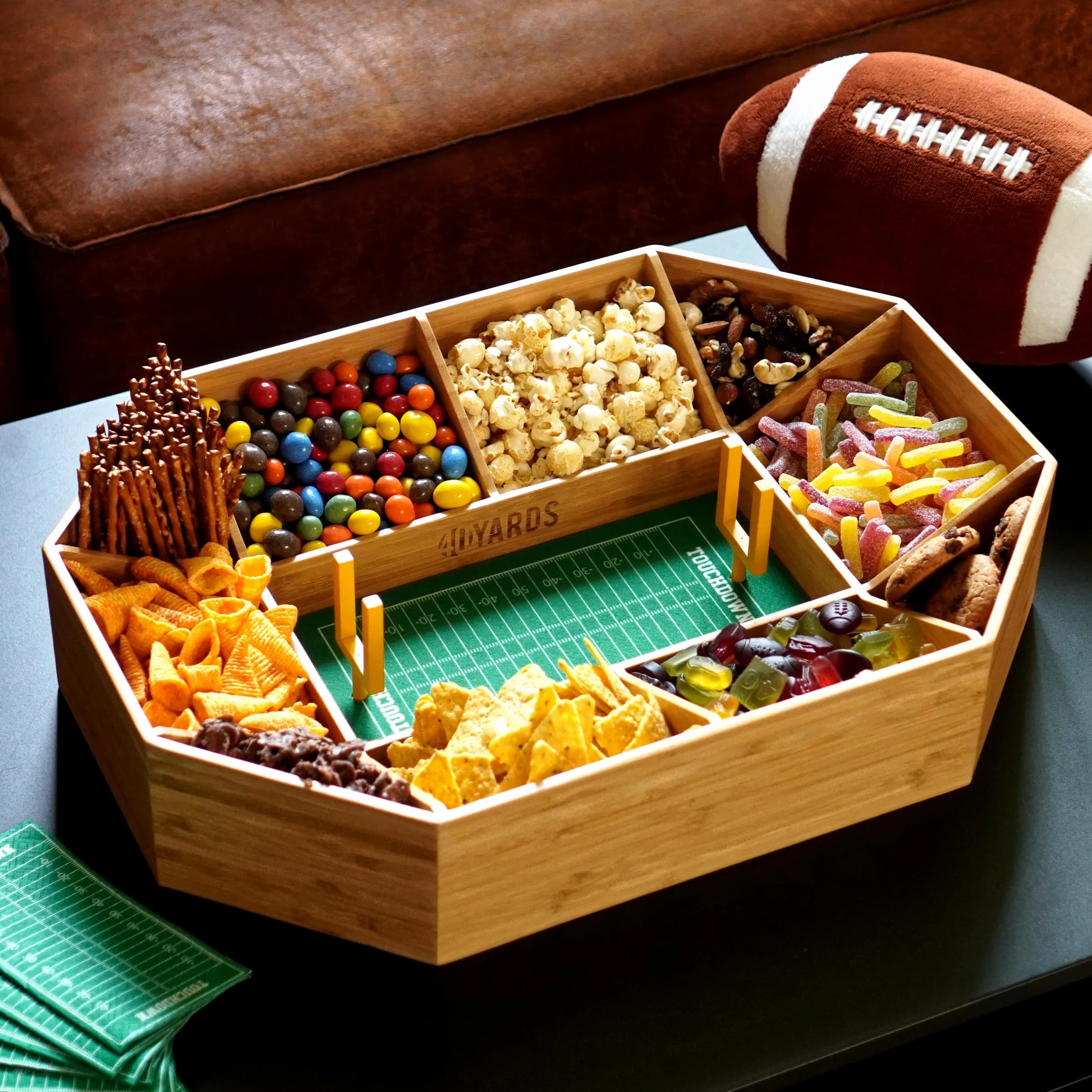 40YARDS American Football Snack Stadium - Estadio para aperitivos de madera de bambú + fieltro (suave) con marcas y 2 goles de campo amarillos | Tamaño: 50 x 36 cm | Construido | Estadio de Football