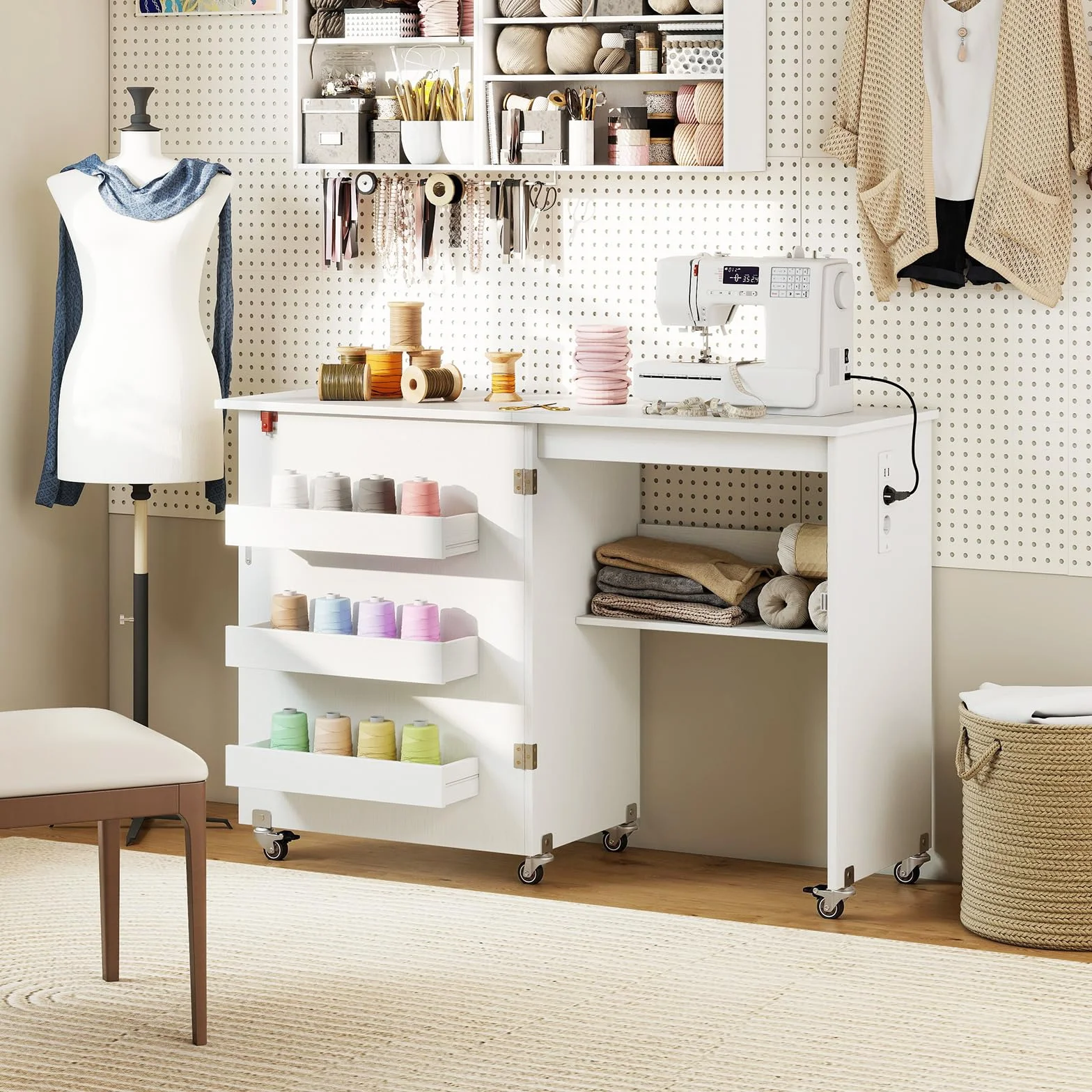 LIFEZEAL Mesa de Coser Plegable con Base de Carga, Armario de Máquina de Coser Móvil con Estante y Cajones, Armario de Costura Multifuncional con Ruedas para el Hogar y la Oficina (Blanco)