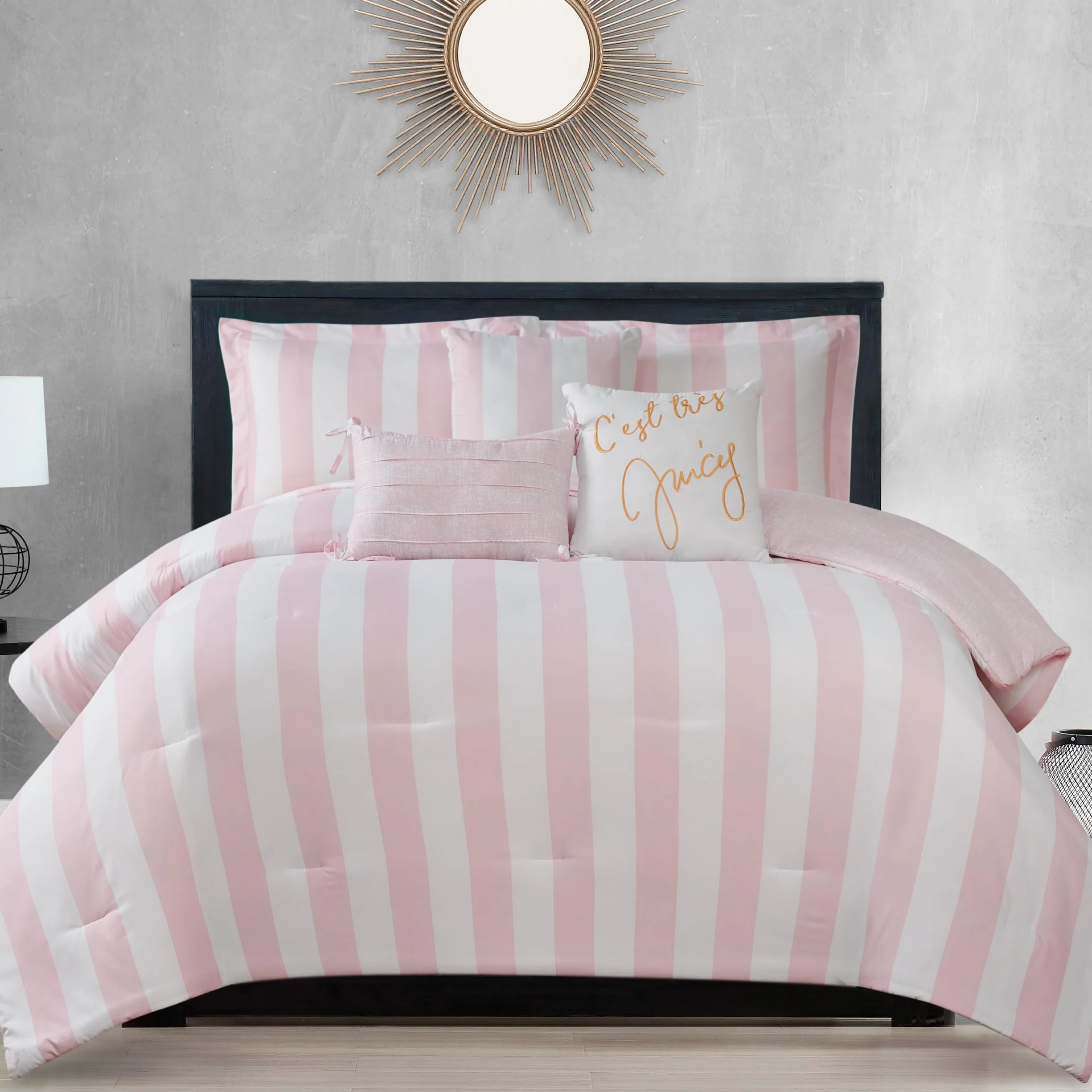 Juicy Couture Cabana, juego de ropa de cama reversible a rayas, tamaño king, estampado de rayas rosadas y blancas, juego de 6 piezas, incluye 1 edredón de 264,16 cm x 228,6 cm, 3 almohadas decorativas