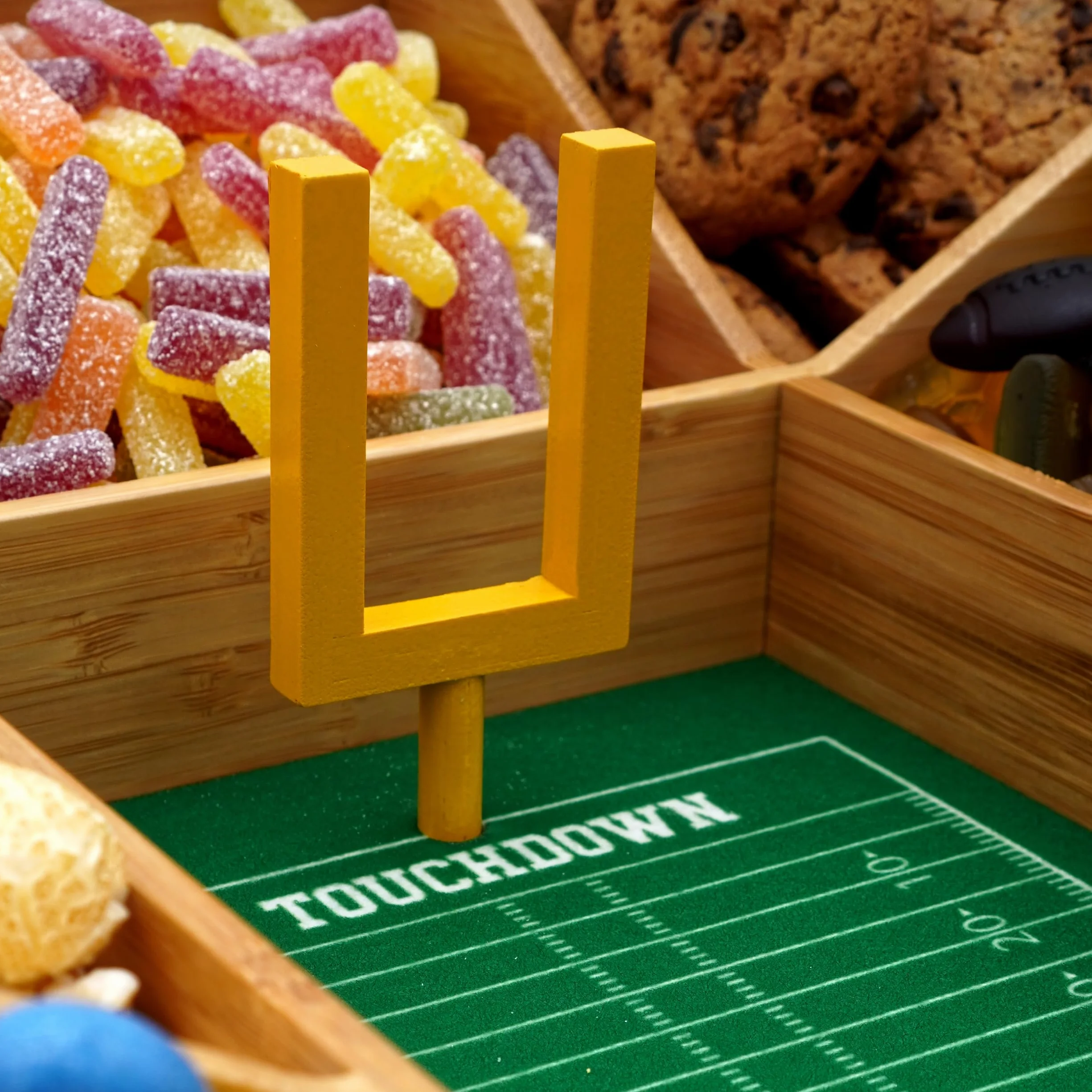 40YARDS American Football Snack Stadium - Estadio para aperitivos de madera de bambú + fieltro (suave) con marcas y 2 goles de campo amarillos | Tamaño: 50 x 36 cm | Construido | Estadio de Football