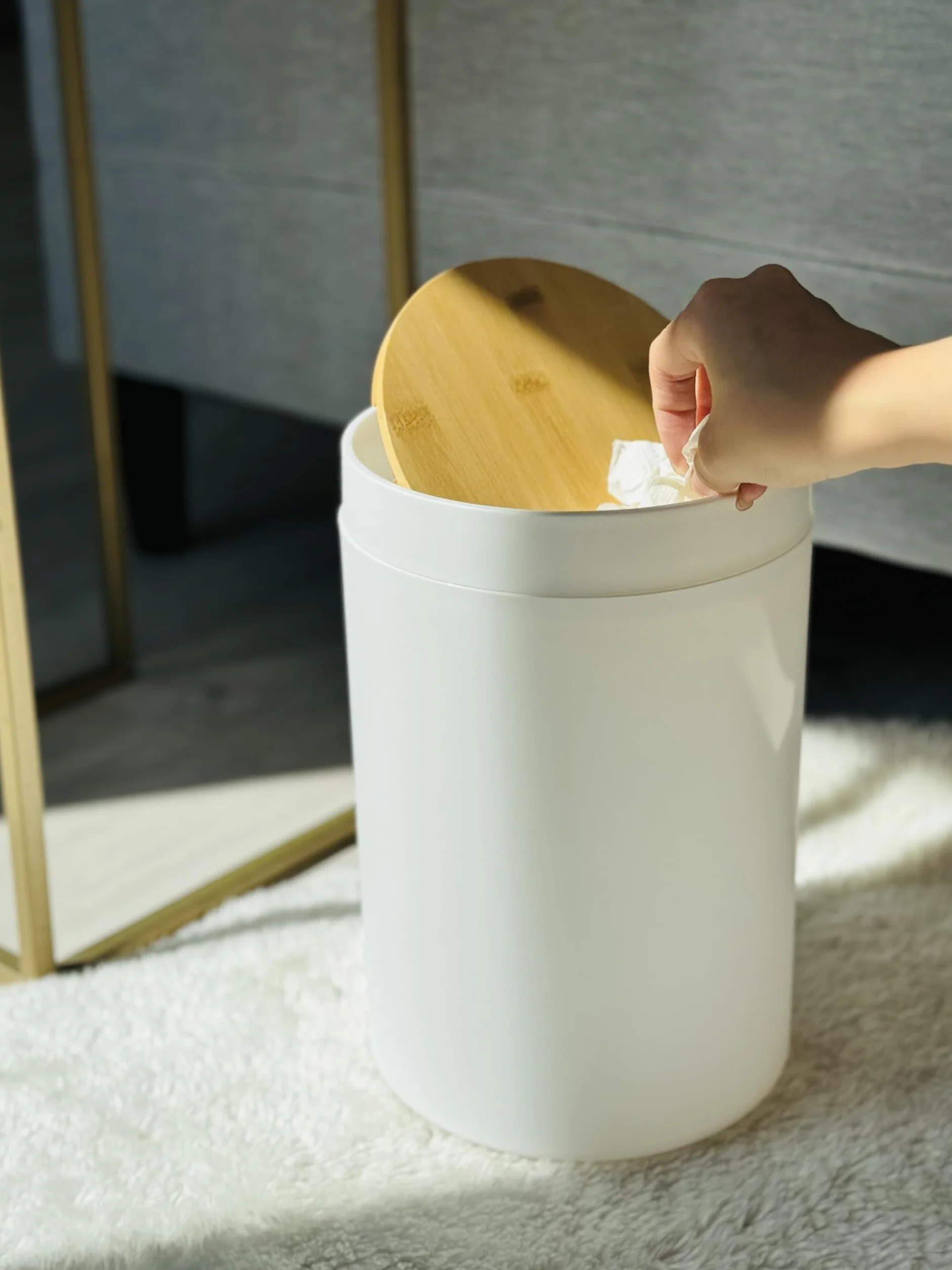 Papelera de Baño 5L Bambú Natural Tapa Basculante Blanca Minimalista