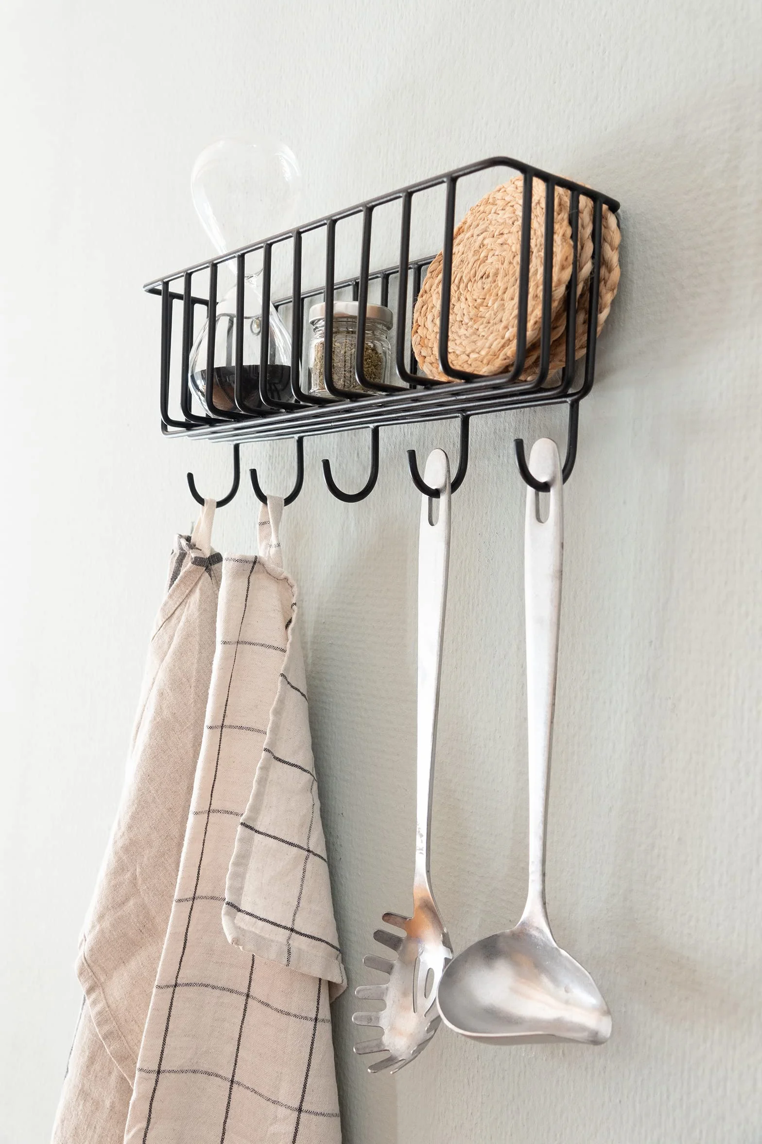 Cesta de almacenamiento Fynn con gancho negro de 30 x 13 cm, soporte para utensilios de cocina, estante para especias