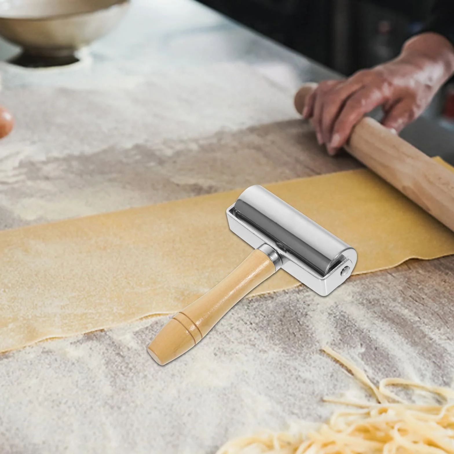 Rodillo de masa premium con mango de madera y rueda de acero inoxidable, herramienta de hornear sin esfuerzo para pizza, pastelería y cocina, bordes lisos para prensado uniforme de la masa