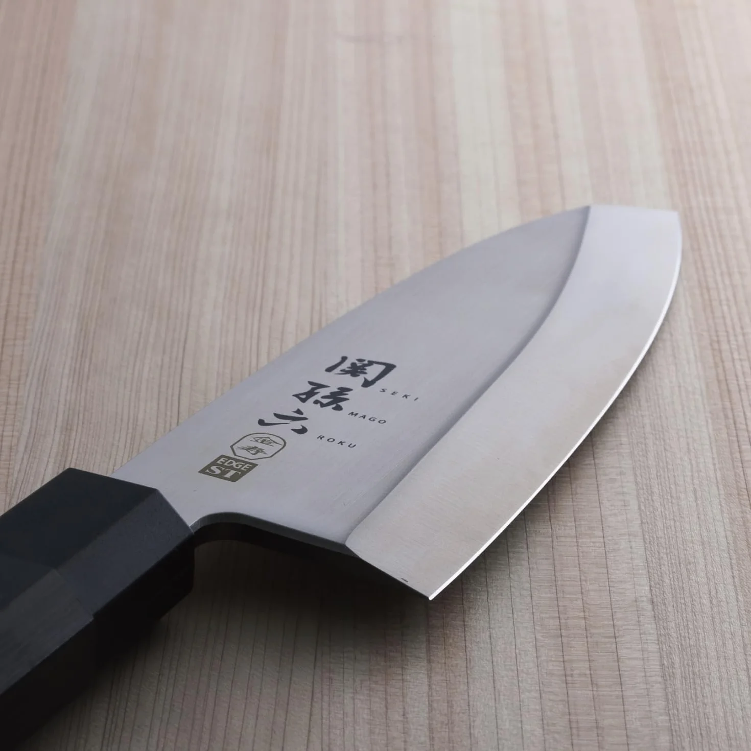 KAI Seki Magoroku Kinju y Hekiju Deba 16,5 cm longitud de la hoja - 8A solid & SUS420J2 - 58 & 56 (±1) HRC - hecho a mano - madera Pakka & plástico PP - cuchillo japonés - Hecho en Japón