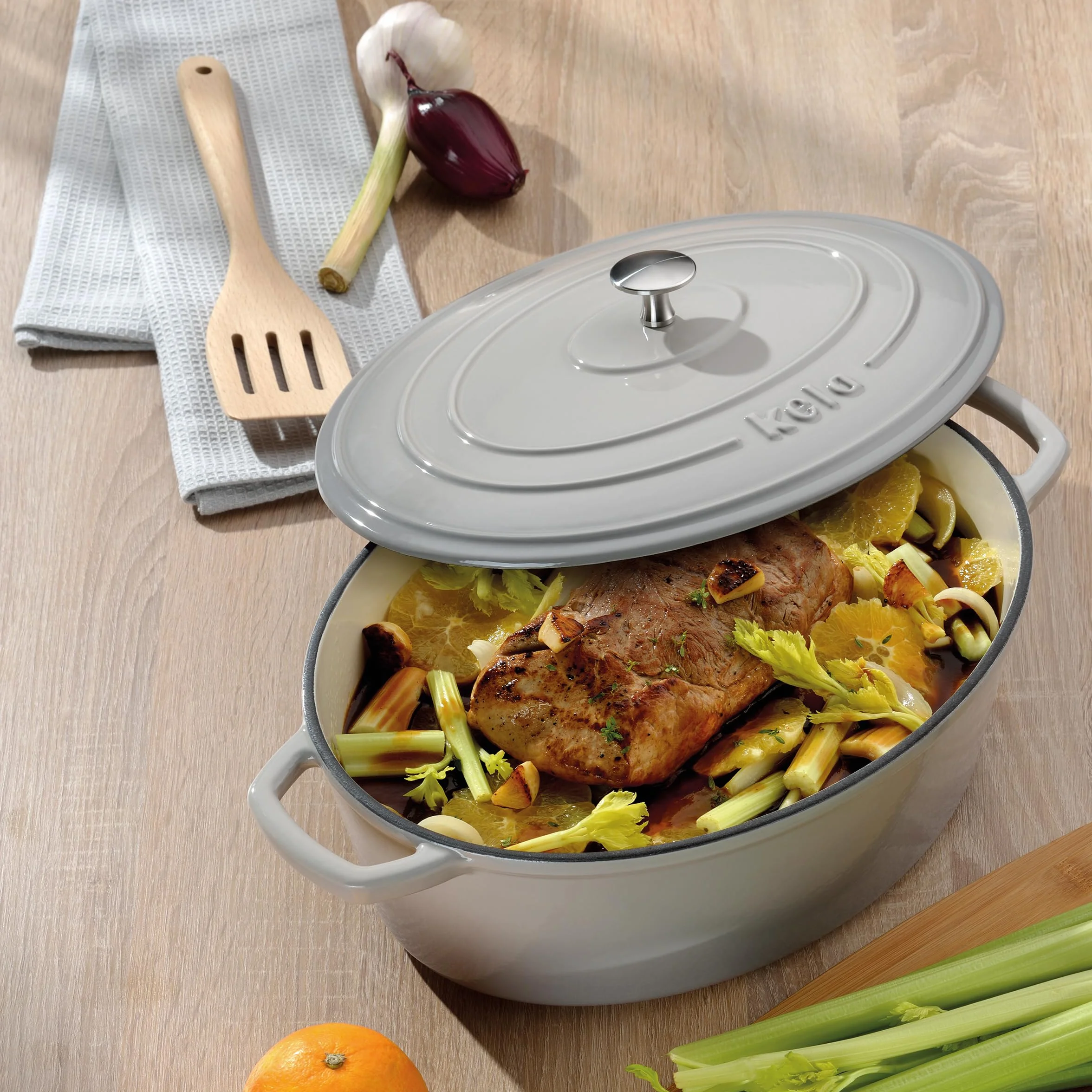 Kela Asador de Hierro Fundido Ovalado 6 Litros, Dutch Oven CALIDO, Asador de Inducción con Tapa, Olla de Hierro Fundido para Hornear Pan, Esmaltada, Gris Claro