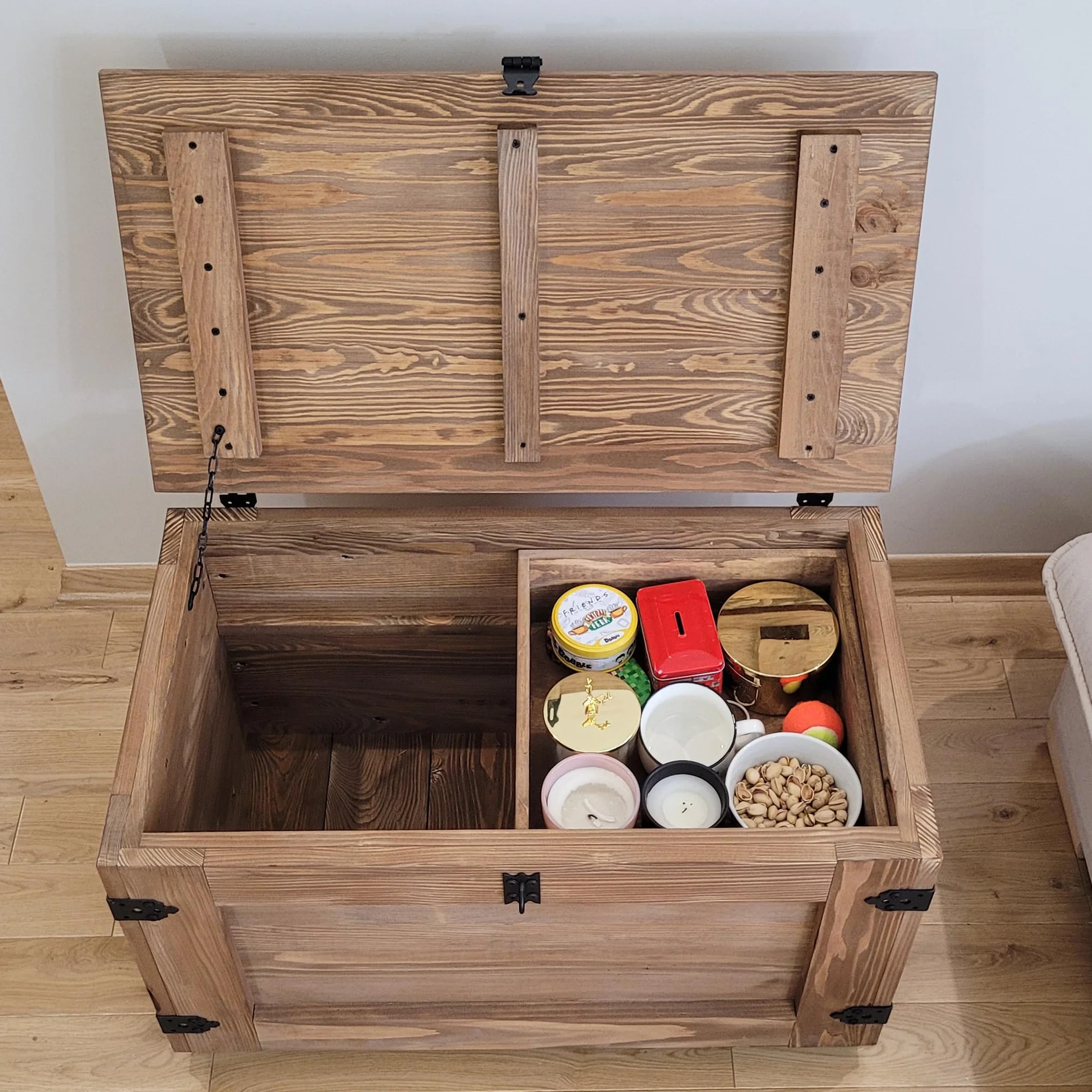 weeco Baúl de madera con estante móvil y ruedas, caja de madera con cajón deslizante, cofre del tesoro de madera, caja de almacenamiento con tapa plegable, 80 x 47 x 45 cm, 24 kg, color wengué