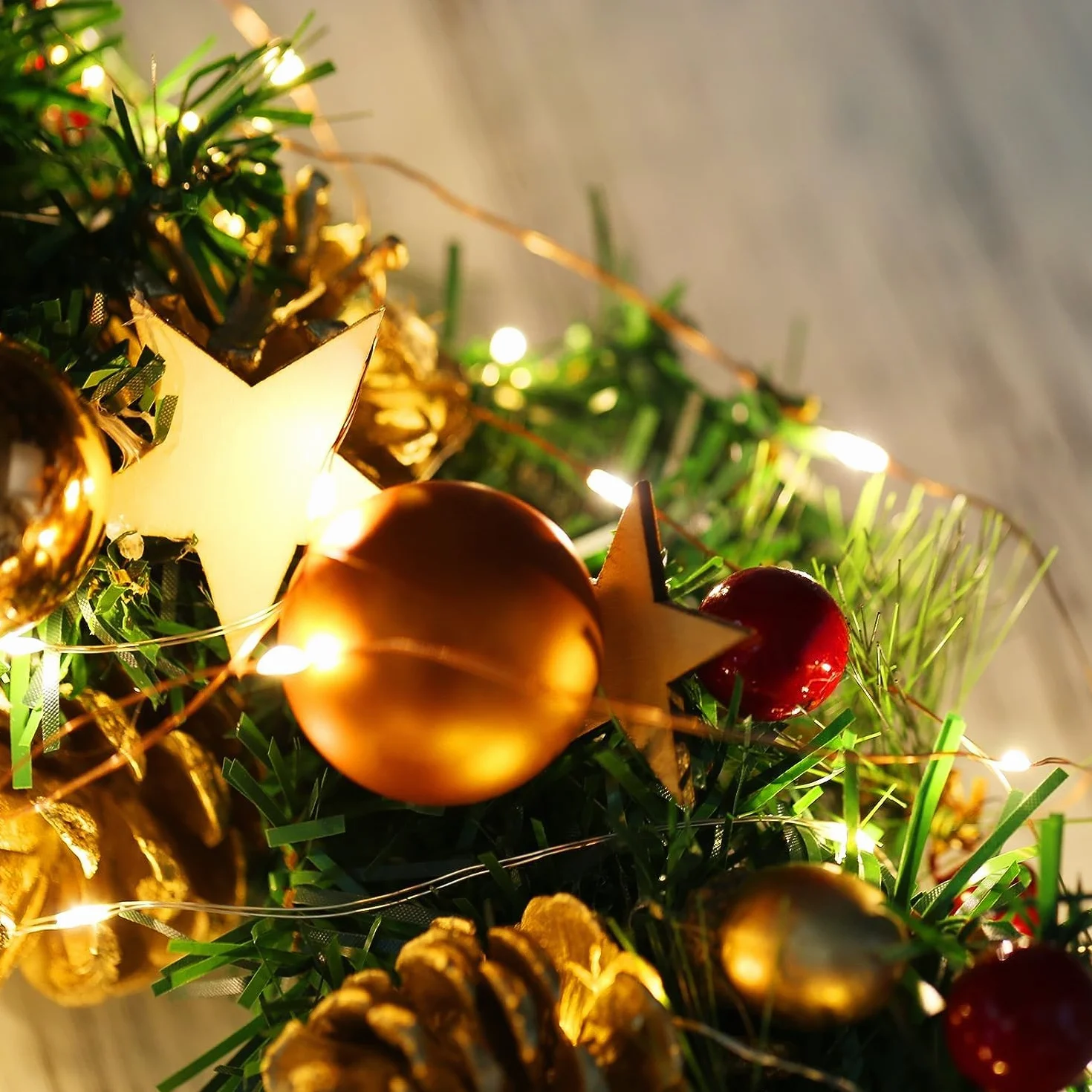 Naler Guirnalda de Corona de Navidad LED Puerta Decoración Navideña con Bolas Piñas Conos con Luz Blanca Cálida