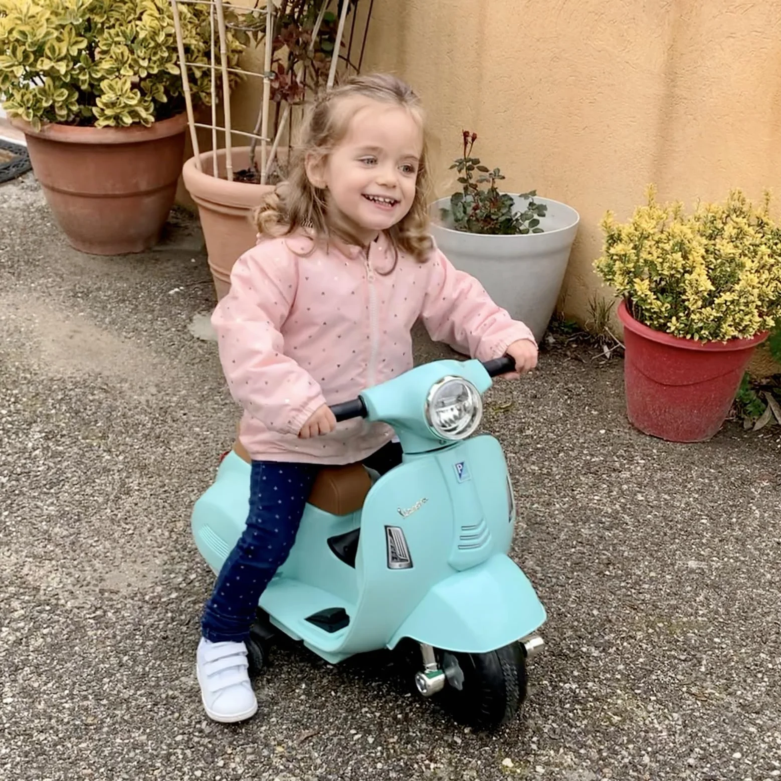 Turbo Challenge - Vespa GTS - Portador Eléctrico - 119151 - Scooter - Verde Agua - Listo para Rodar - Máximo 25Kg - Plástico - Baterías Recargables - A Partir de 24 Meses