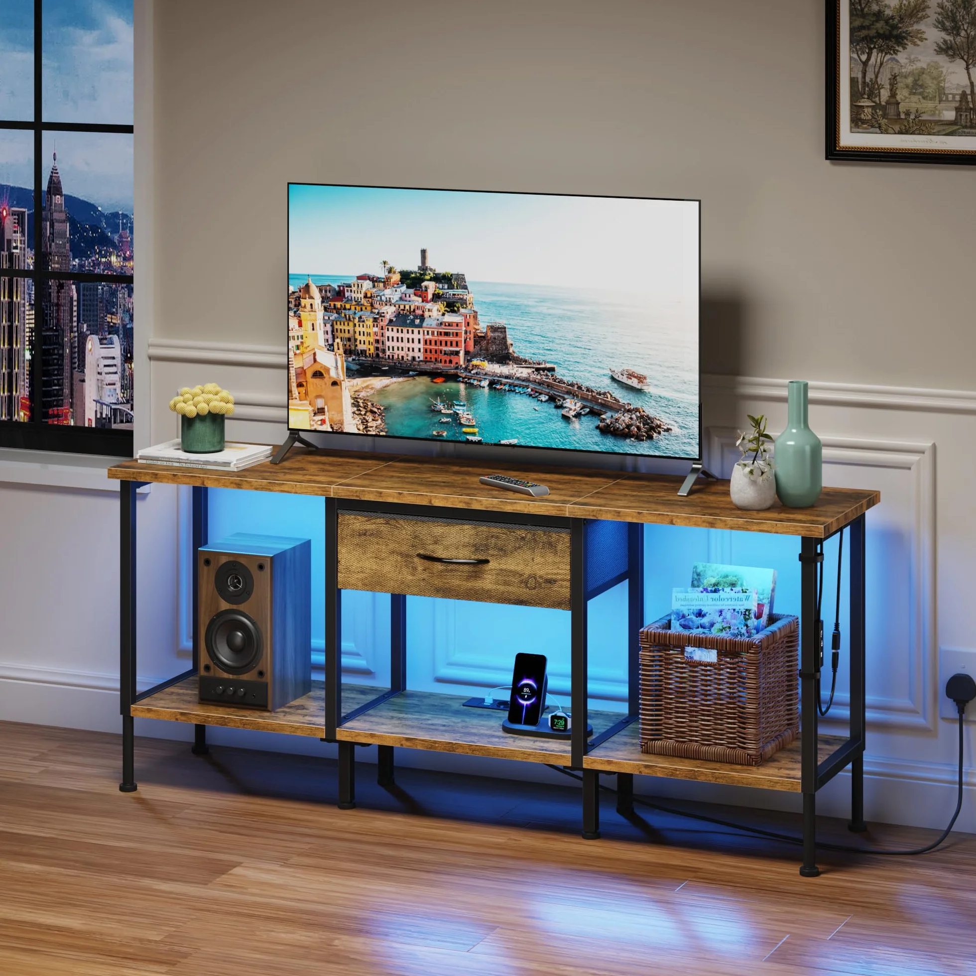 Mueble de TV con Enchufe, Mesa Television con Iluminación LED, Cajón de Tela y Estantes, Mueble Bajo Salon de 140 cm para TV de hasta 65″, para Sala de Estar y Dormitorio, Marrón Rústico