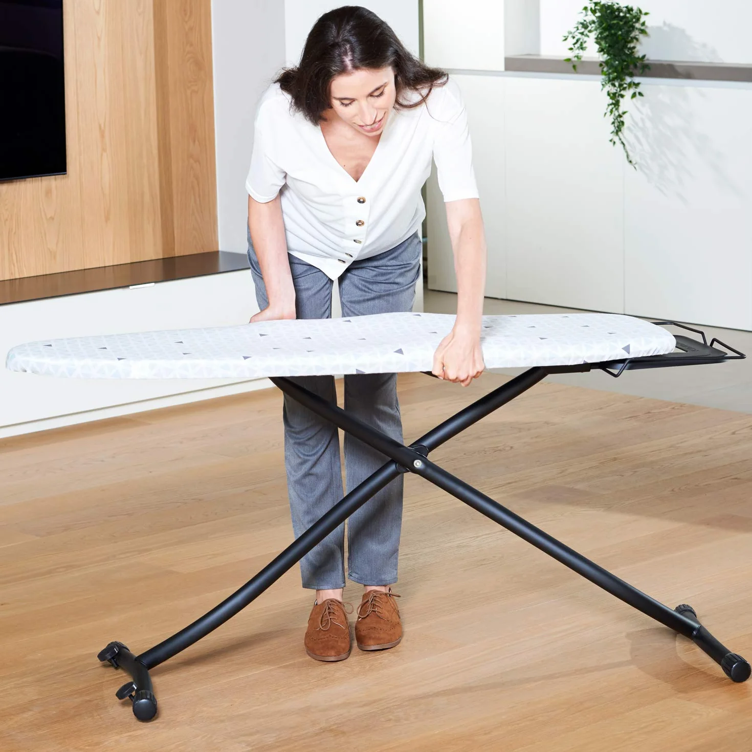 Taurus - Tabla de Planchar | Plegable | Fácil almacenaje | Apta para centros de Planchado | Altura Regulable 98 cm | Apta para Planchar Sentado | 100% algodón | 130x48cm