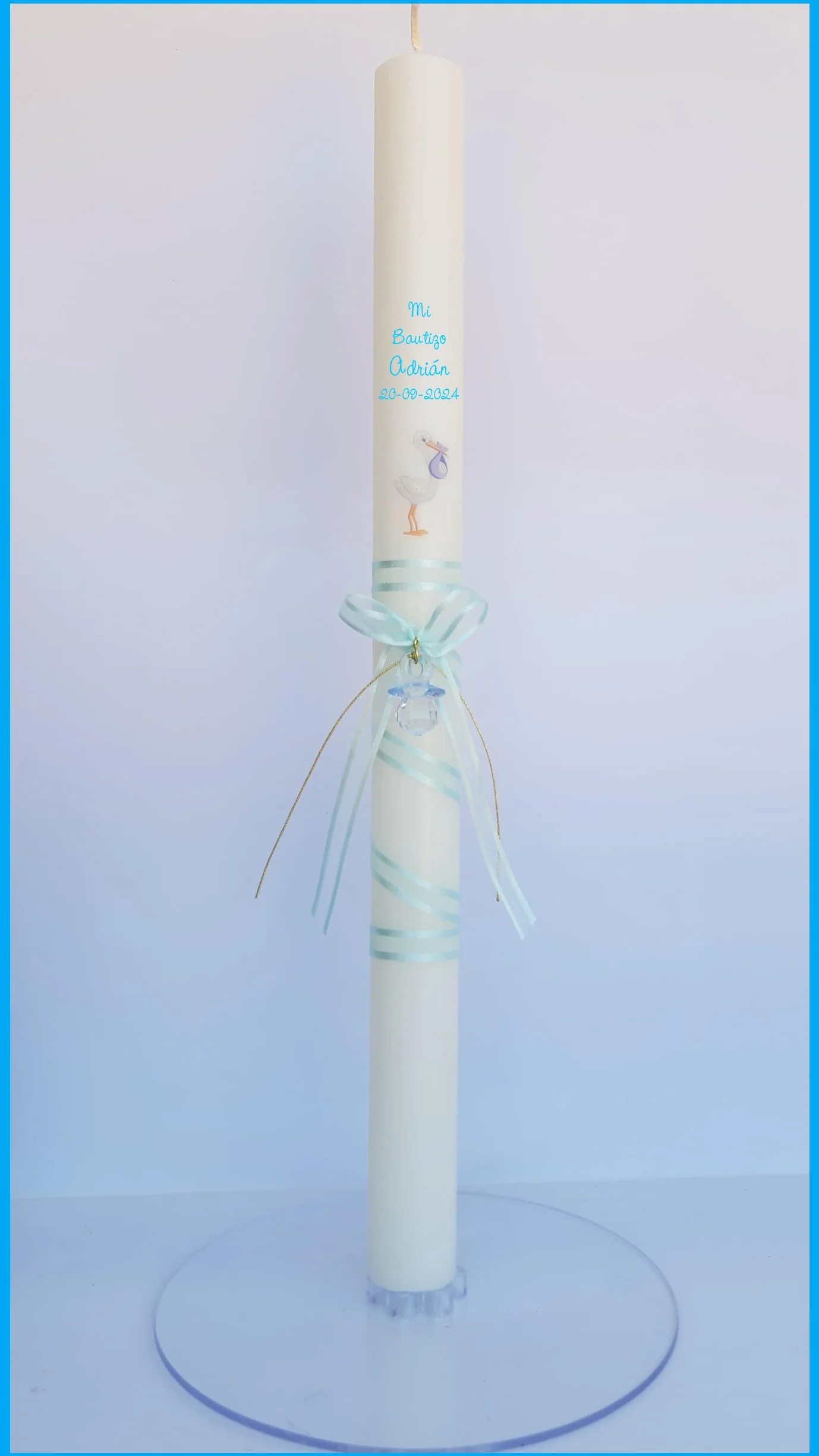 VELA BAUTIZO CERA BLANCA 3x40CM DECORADA LAZO CHUPETE CIGÜEÑA ADHESIVA AZUL