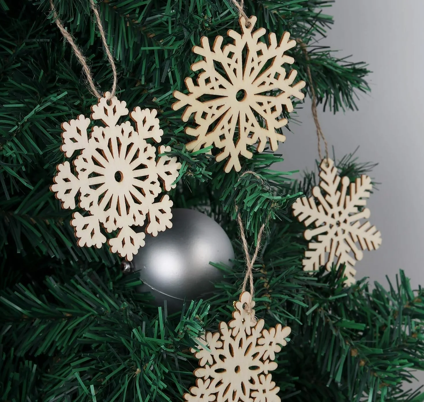 Copos de Nieve de Madera ilauke 30 Piezas, 10 Estilos Ahuecados con Cuerda para Decoración Navideña