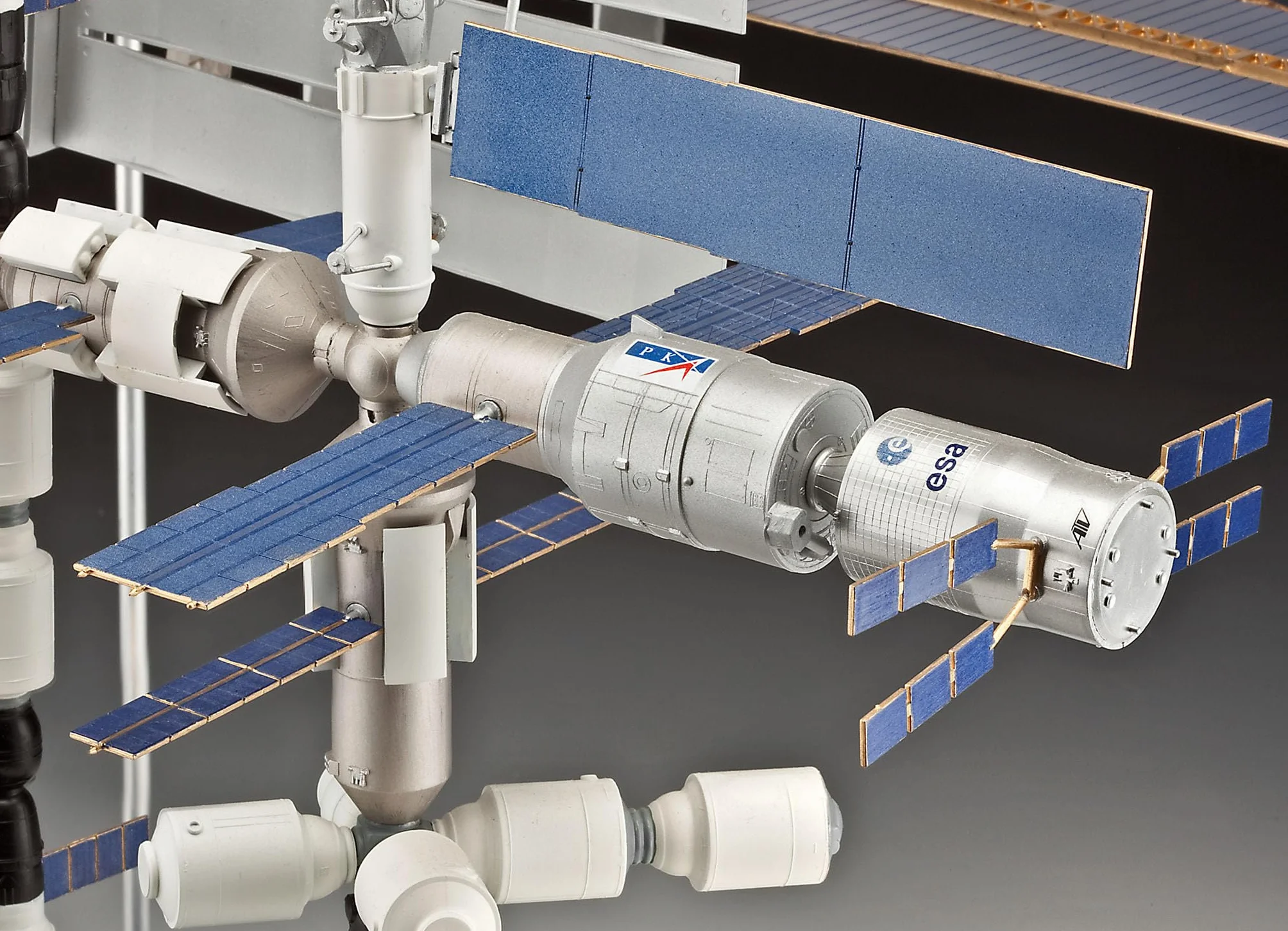 Revell Maqueta de construcción I Set de Regalo 25th Anniversary ISS Platinum Edition I INT. Estación Espacial I 250 Piezas I Escala 1:144 I para niños y Adultos a Partir de 13 años