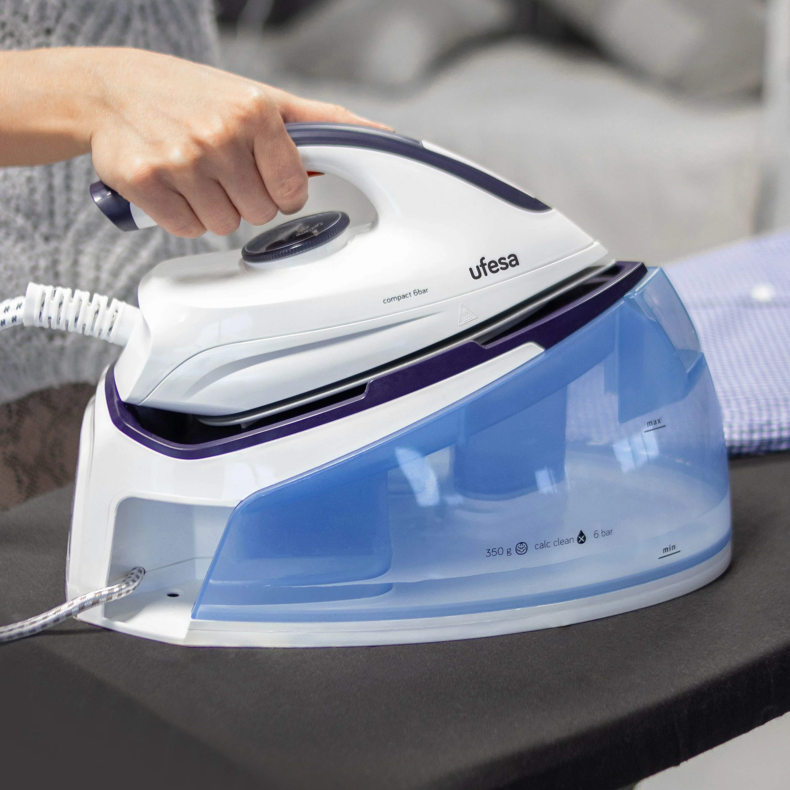 Ufesa PL2450 Centro de Planchado Compacto, 2400W, 6 Bares, Golpe de Vapor Max 350gr y Constante 0-120 gr /min, Suela Cerámica, Temperatura CareTemp, Sistema Antical sin Consumibles