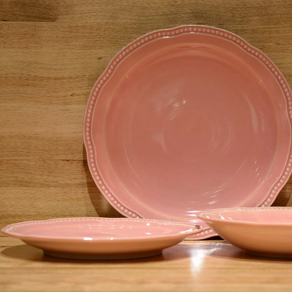 Vajilla Florencia Color Rosa Formada por 18 Piezas: 6 Platos Hondos, 6 Platos Llanos y 6 Platos Postre. Fabricada en gres vitrificado con esmalte brillante.