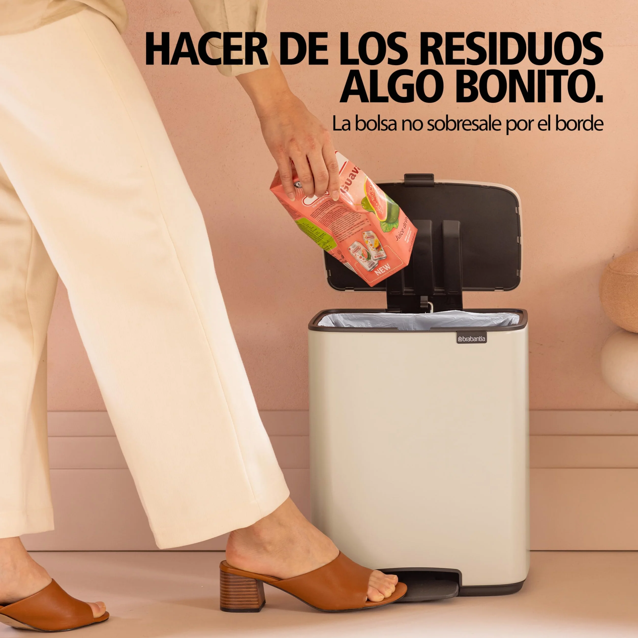 Brabantia Bo Pedal Cubo de basura 30L (beige claro), papelera cocina con diseño compacto y sistema de apertura con pedal, cubo basura reciclaje con cubo extraíble, incluye bolsas PerfectFit