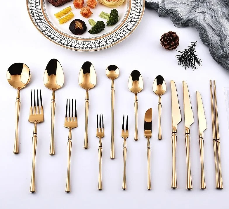 Genérico Juego de Cubiertos de 15 Piezas de Acero Inoxidable 304 con Detalles Dorados. Incluye Cuchillos, Tenedores y cucharas para Carne. Ideal para cenar y Recibir Invitados. 6 Juegos.