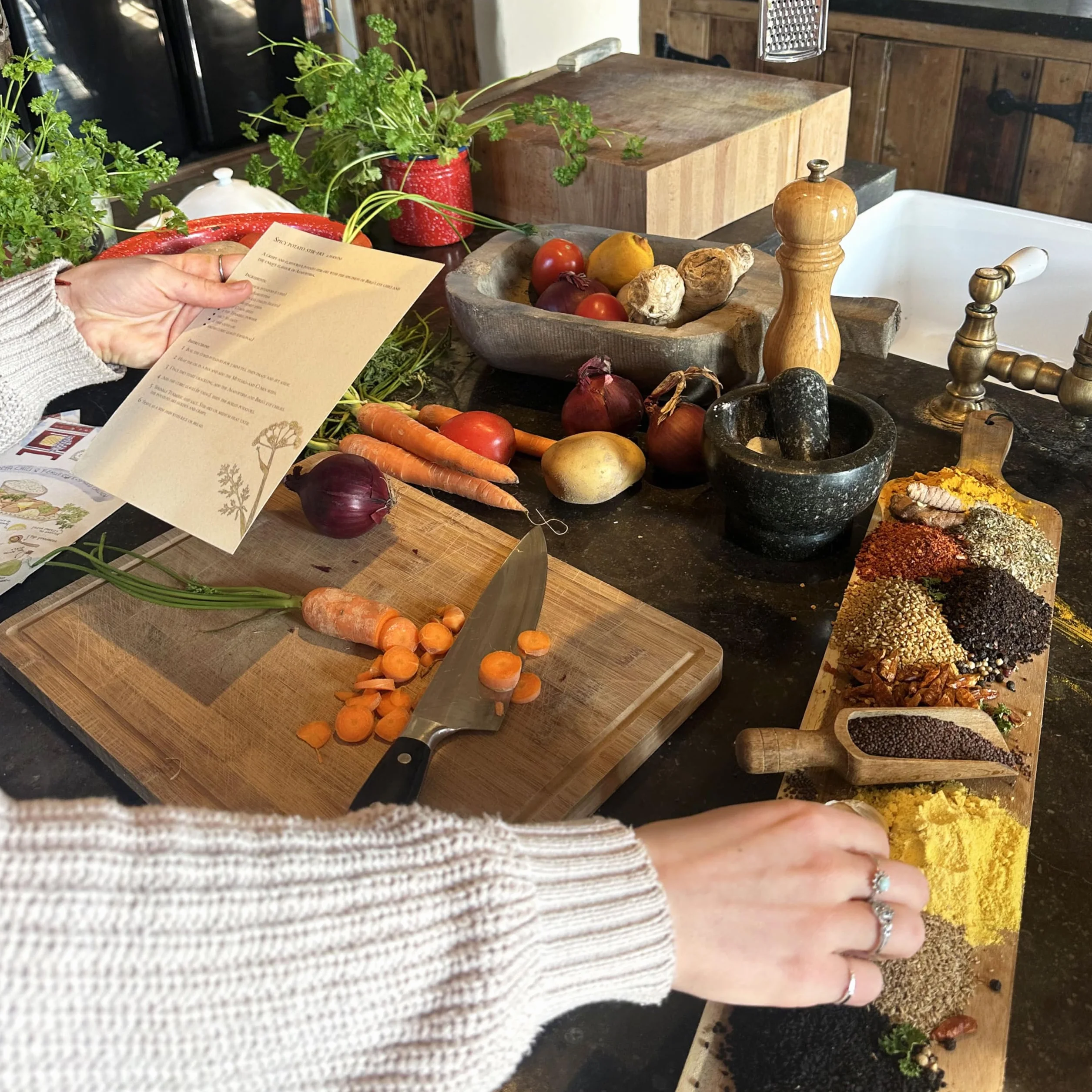 Set de Especias Gourmet – 12 Mezclas Premium Inspiradas en Ottolenghi | Caja Regalo para Cocina con Tarros de Especias Naturales | Regalo Gastronómico para Foodies