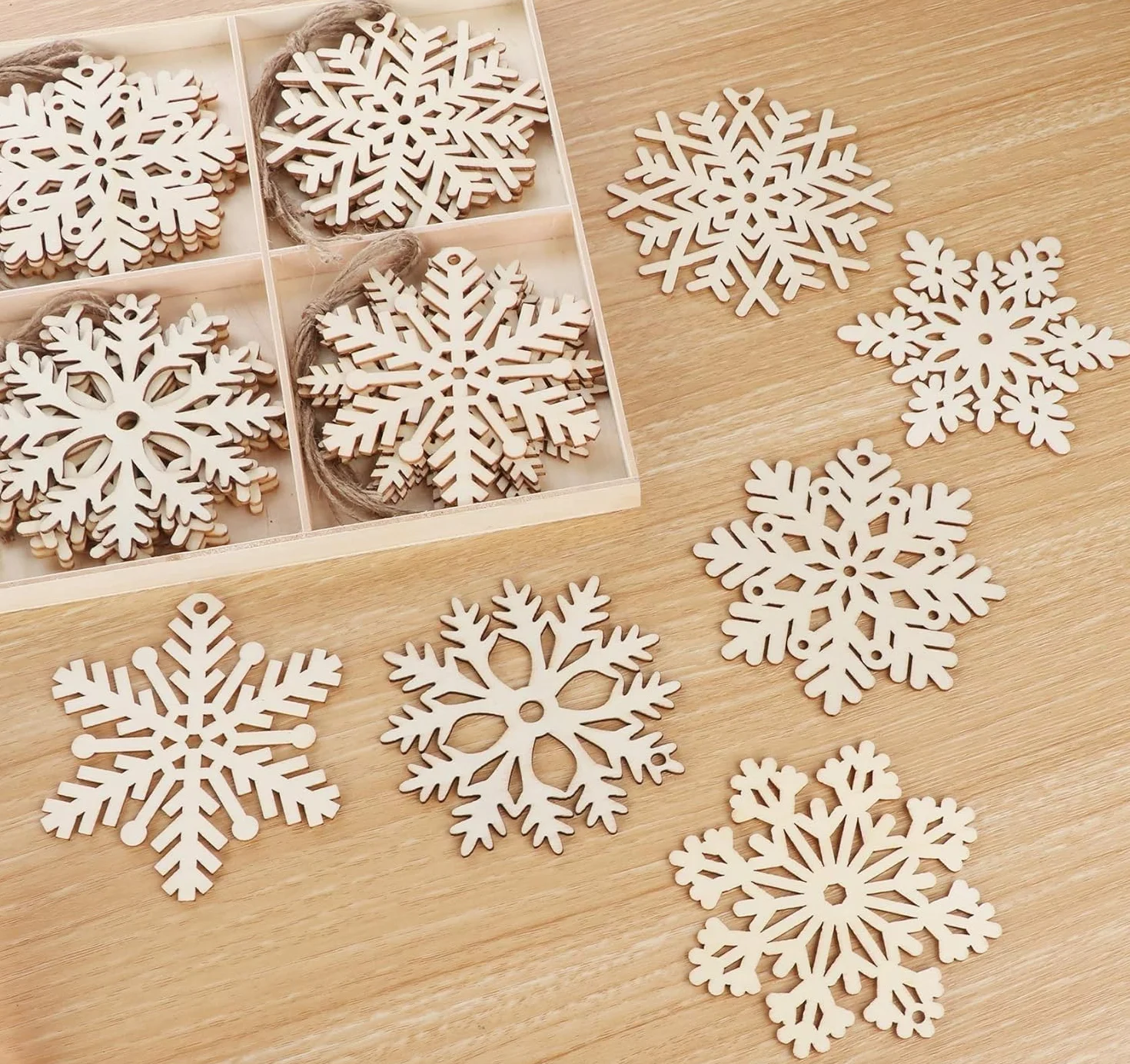 Copos de Nieve de Madera ilauke 30 Piezas, 10 Estilos Ahuecados con Cuerda para Decoración Navideña