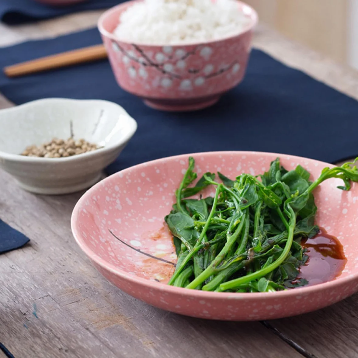 SEWACC Juego de Vajilla Cerámica Estilo Japonés para Cena en Casa, Diseño Delicado Japonesa Rosa de 12 Piezas Utensilios de Cocina para Uso Diario y Hotel