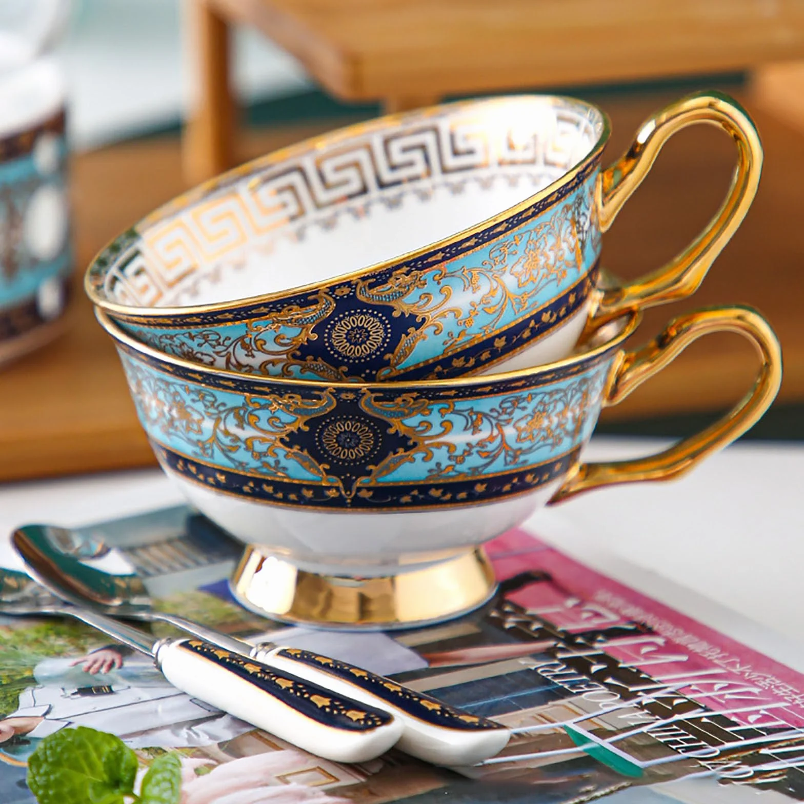 YUDIZWS Juego de tazas de té de porcelana china con cuchara de oro y caja de regalo, tazas de café de té y platillos Juego de 1 taza de té de porcelana Taza,3pcs