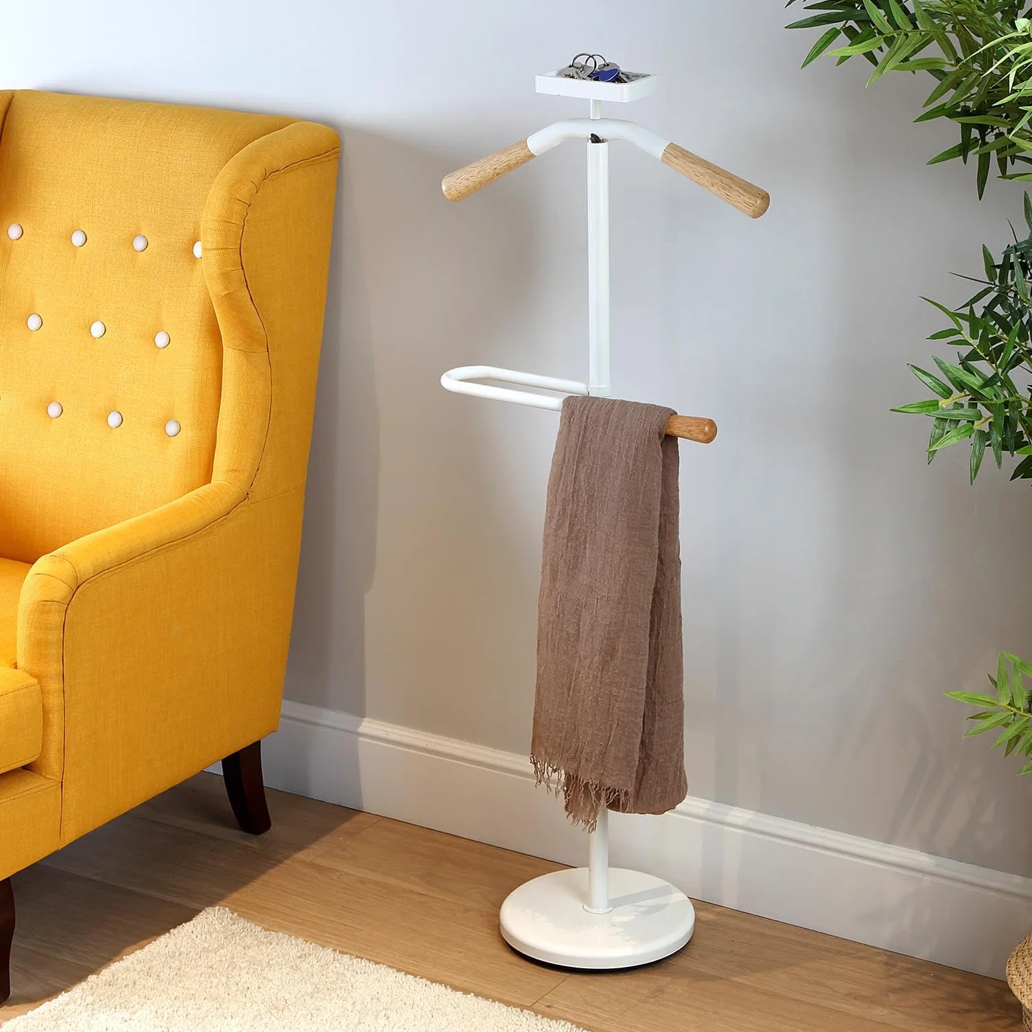 Versa Cham Galán de Noche Moderno Multifuncional con 2 Perchas o Colgadores para Ropa de Hombre o Mujer, Medidas (Al x L x An) 108 x 44 x 25 cm, Metal, Color Blanco y Madera
