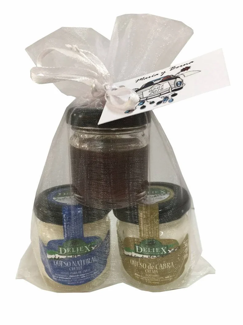 Regalo innovador compuesto por dos tarritos de crema de queso y un tarrito de mermelada de fresa, en bolsa de organza (Pack 24 ud)