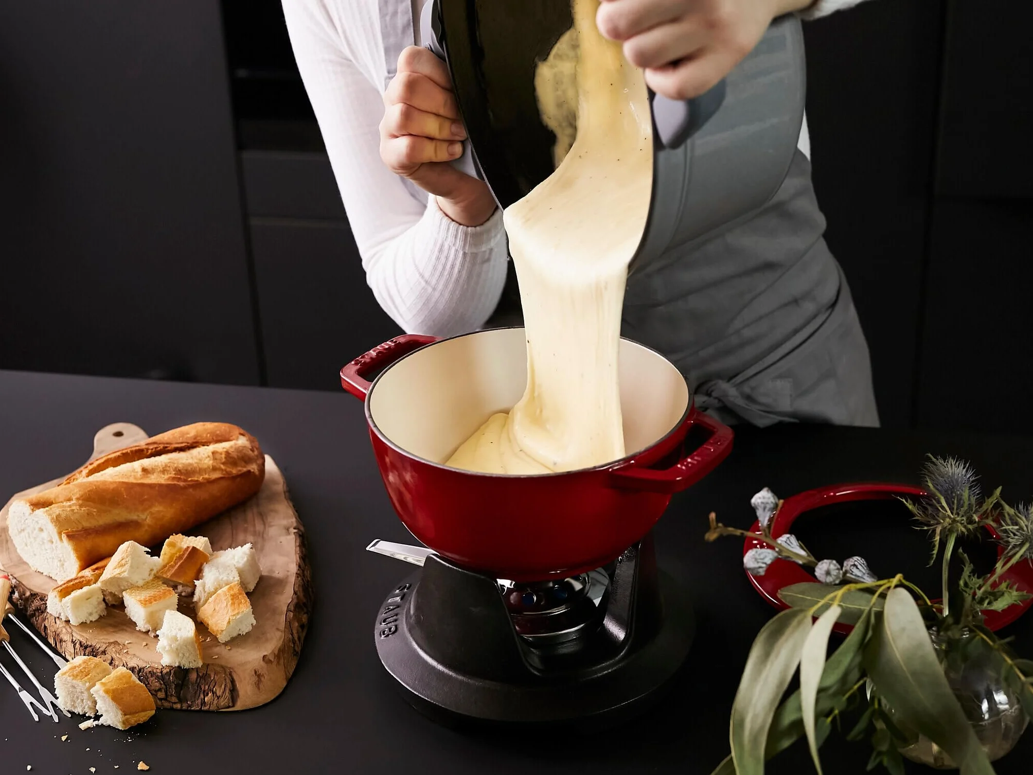 STAUB set de fondue con 6 tenedores, hierro fundido, 20 cm, 2,3 L, para fondue de queso, chocolate y carne, Made in France, rojo cereza