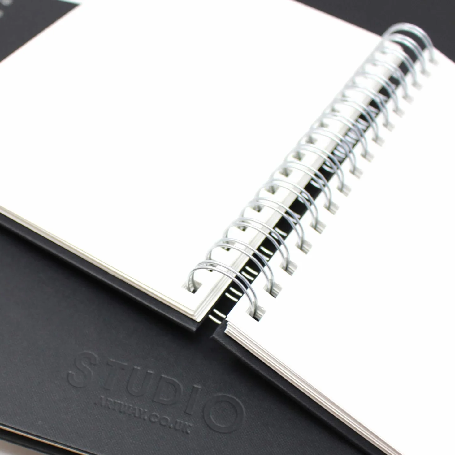 Artway Studio Cuaderno de dibujo A4 espiral apaisado 96 caras 170 gsm tapa dura negro