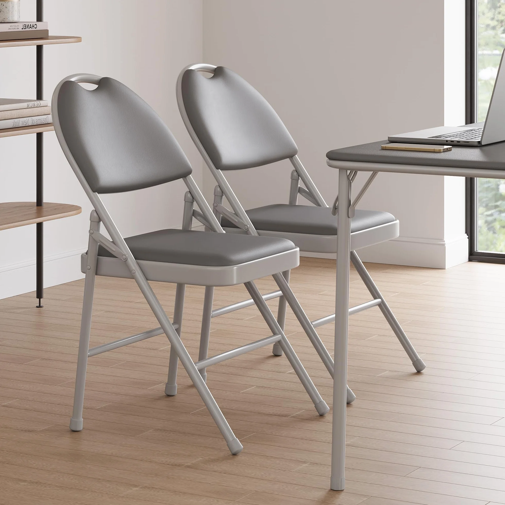 Juego de 2 sillas plegables con piel sintética acolchada para asiento y respaldo, silla plegable de metal apilable hasta 160 kg, silla de jardín y silla de invitados para eventos, salón