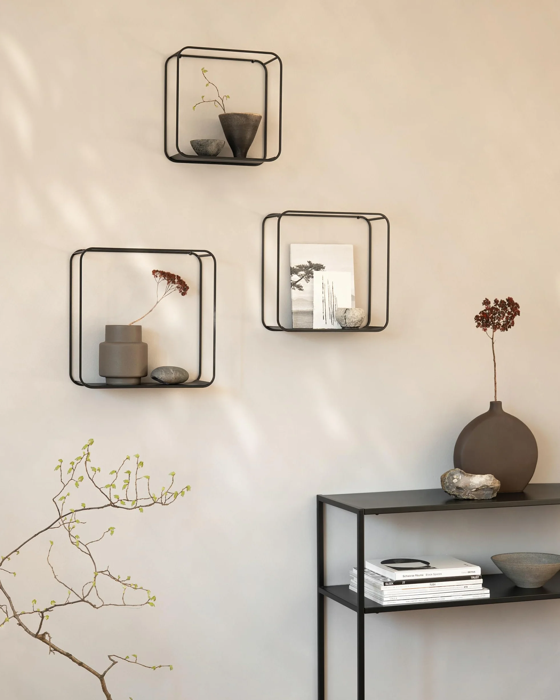 Kazai. Set Estantería de Pared 'Noora' | 3 Baldas Flotantes de Metal con Diseño Moderno | Decoración y Almacenaje para Salón, Pasillo, Cocina o Dormitorio | Negro