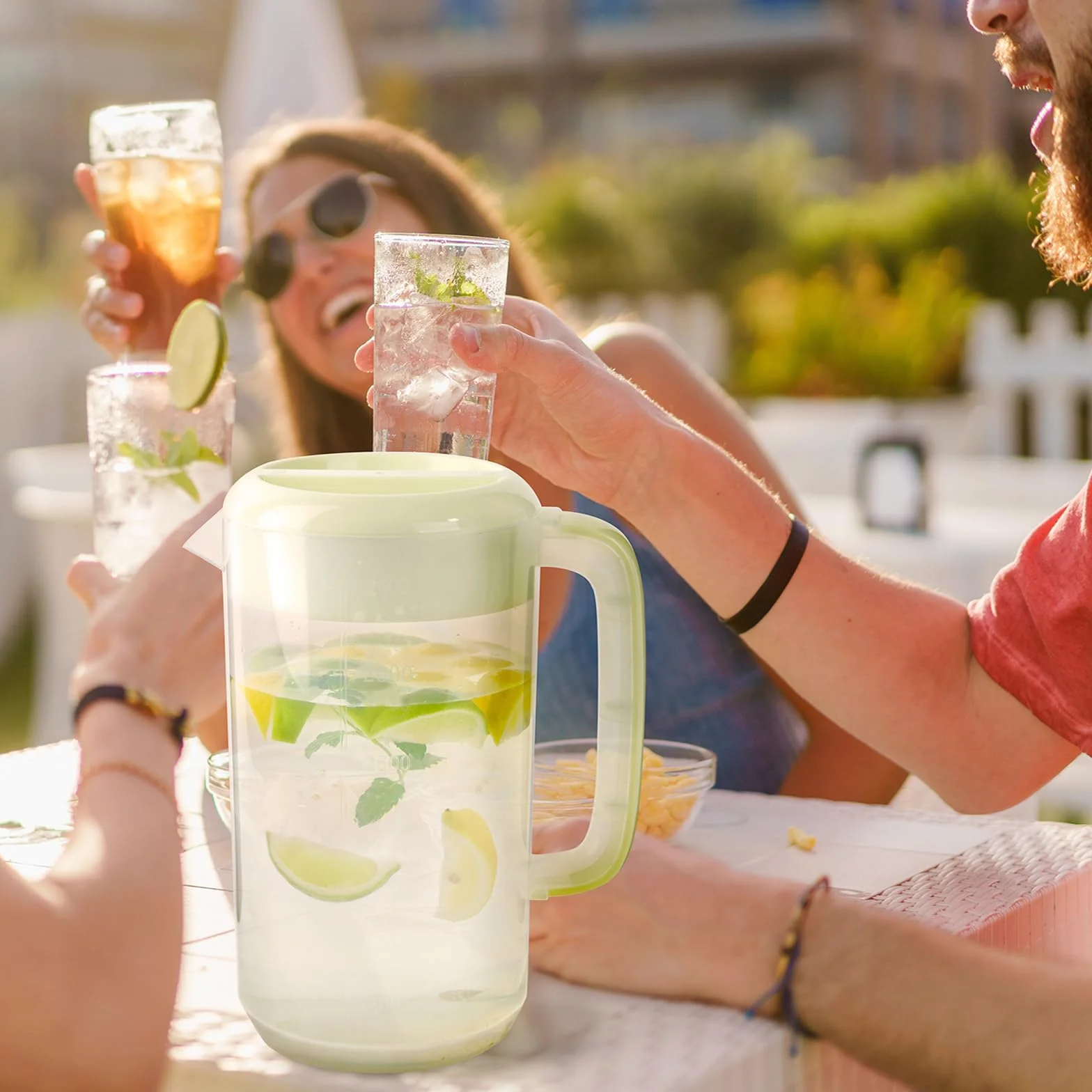 Jarra de plástico transparente de 2,5 litros con tapa, paquete de 2 jarras de agua transparente para bebidas frías, jarra de té helado para limonada, té helado, leche, jugo, bebidas