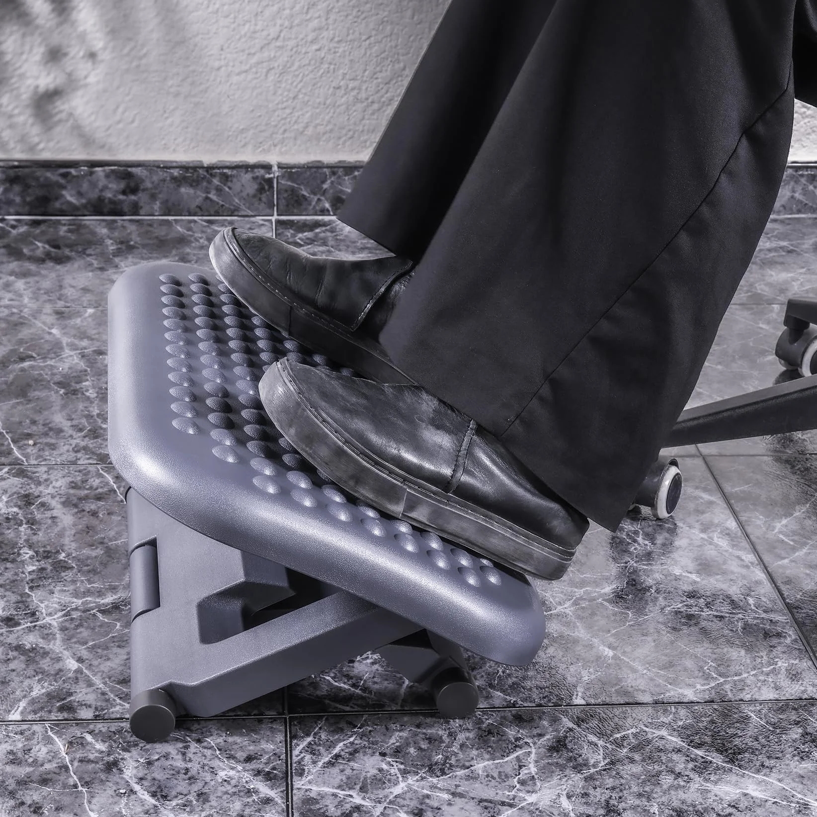 Raylu Paper – Reposapiés, Reposa pies de Oficina Ajustable en 3 Niveles, Reposapiés de Escritorio Ergonómico, Antideslizante y Efecto Masaje. Apoya Pies para Trabajo y Teletrabajo. (Modelo 20)