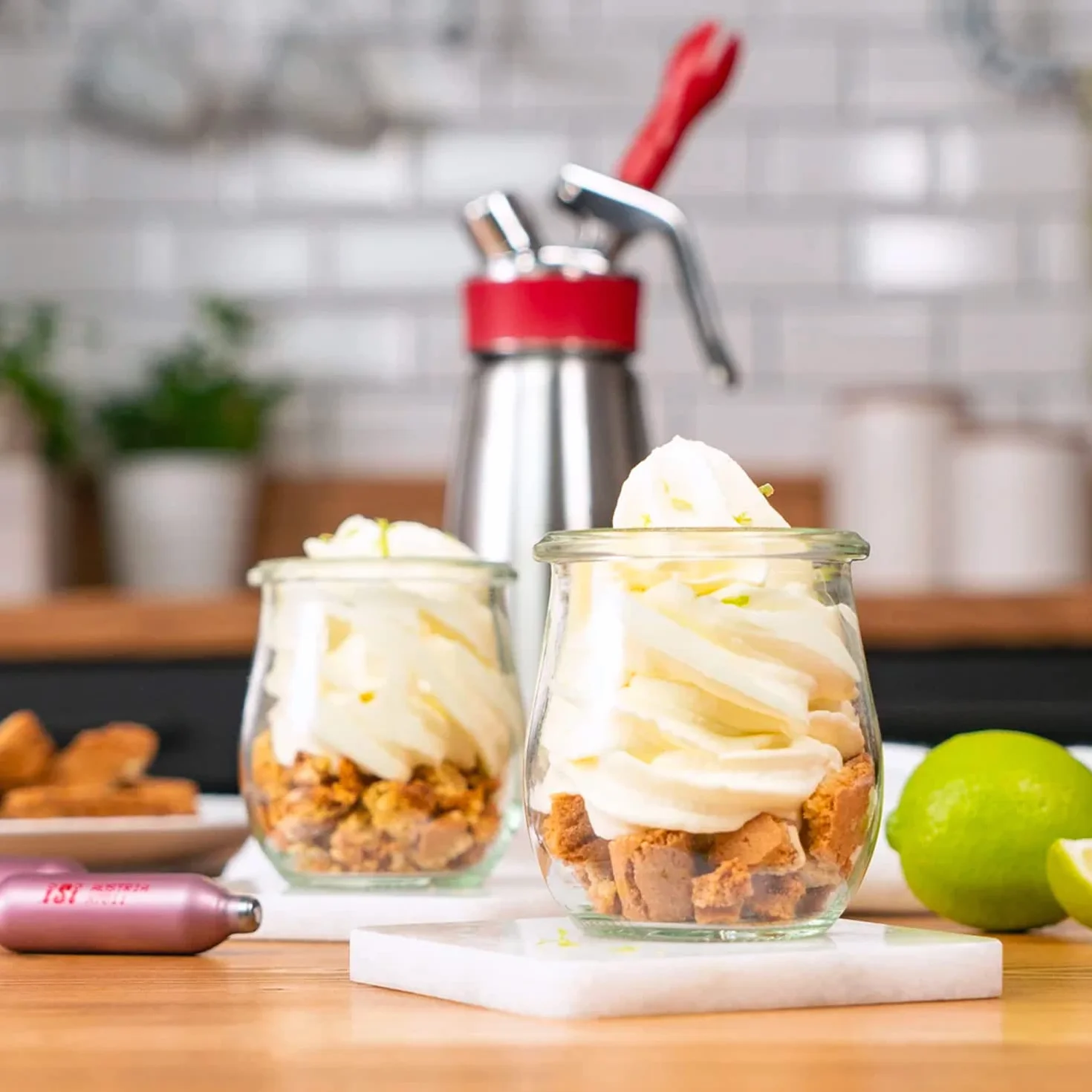Sifón profesional de Chantilly iSi Gourmet Whip 1/2 litros (500 ml) / Perfecto para preparaciones calientes o frías (chantillys y espumas). La elección de los líderes más grandes del mundo