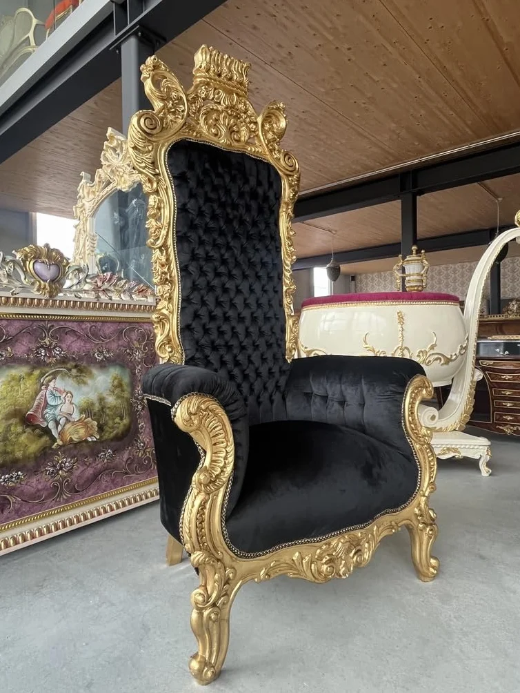 CasAmin Home & Living Sillón gigante con corona dorada, trono de terciopelo negro con mechones de pelo en estilo barroco con acabado dorado para decoración comercial como decoración de fiestas y