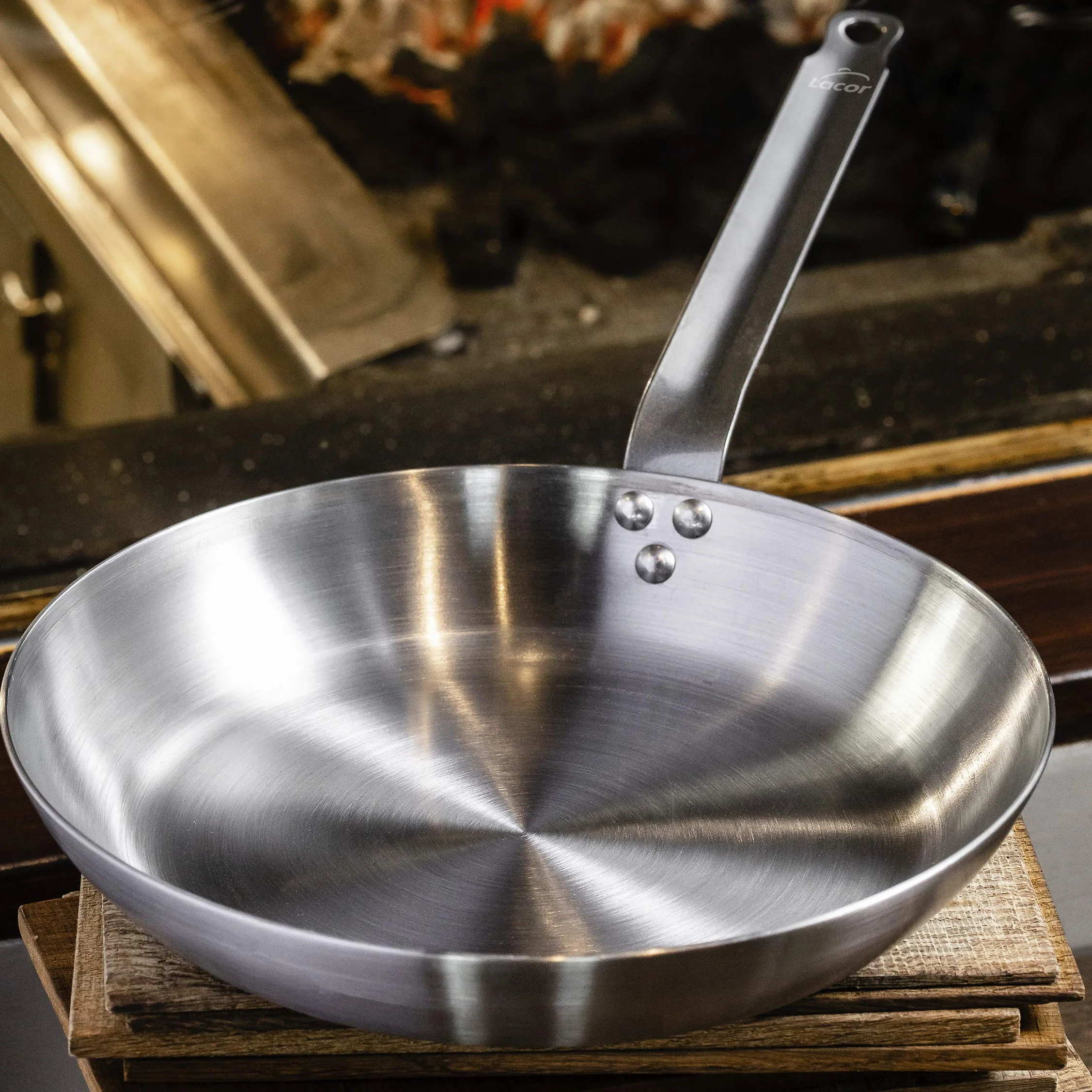 LACOR - 63624 - Sartén Ferrum Gris 24 cm - 100% Hierro Natural, Hecha en España, Apta para Inducción, Alta Temperatura, Duradera y Ecológica.
