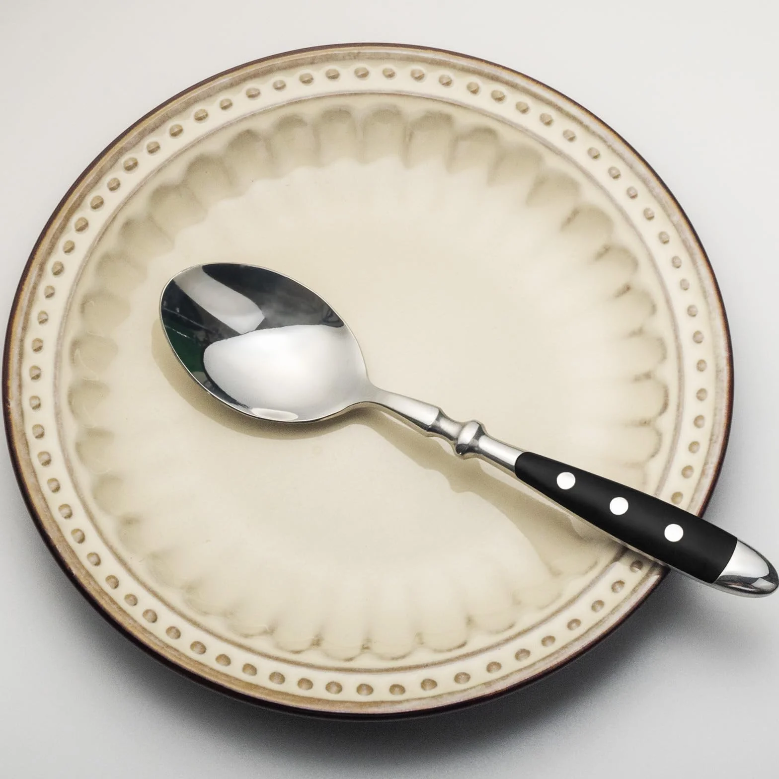 Alata Cucharas de sopa, 12 unidades, cucharadas de acero inoxidable, asas negras, cucharas de mesa pulidas con espejo, cubiertos para el hogar, restaurante, hotel, uso diario, serie Berlin