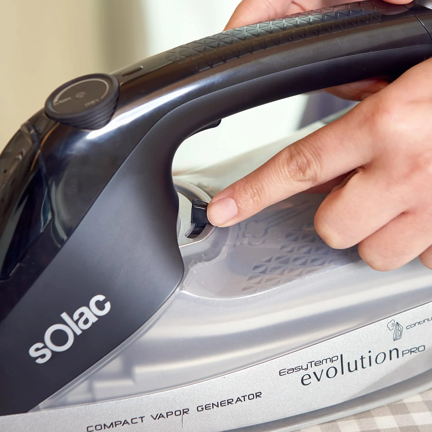 Solac - Plancha de vapor Easy Temp EVO Pro 2400W | Multifunción (ECO+TURBO+AUTO) | Centro Planchado Compacto | Autocontrol System Antical Antigoteo | 45g/min Vapor Continuo | Suela Cerámica
