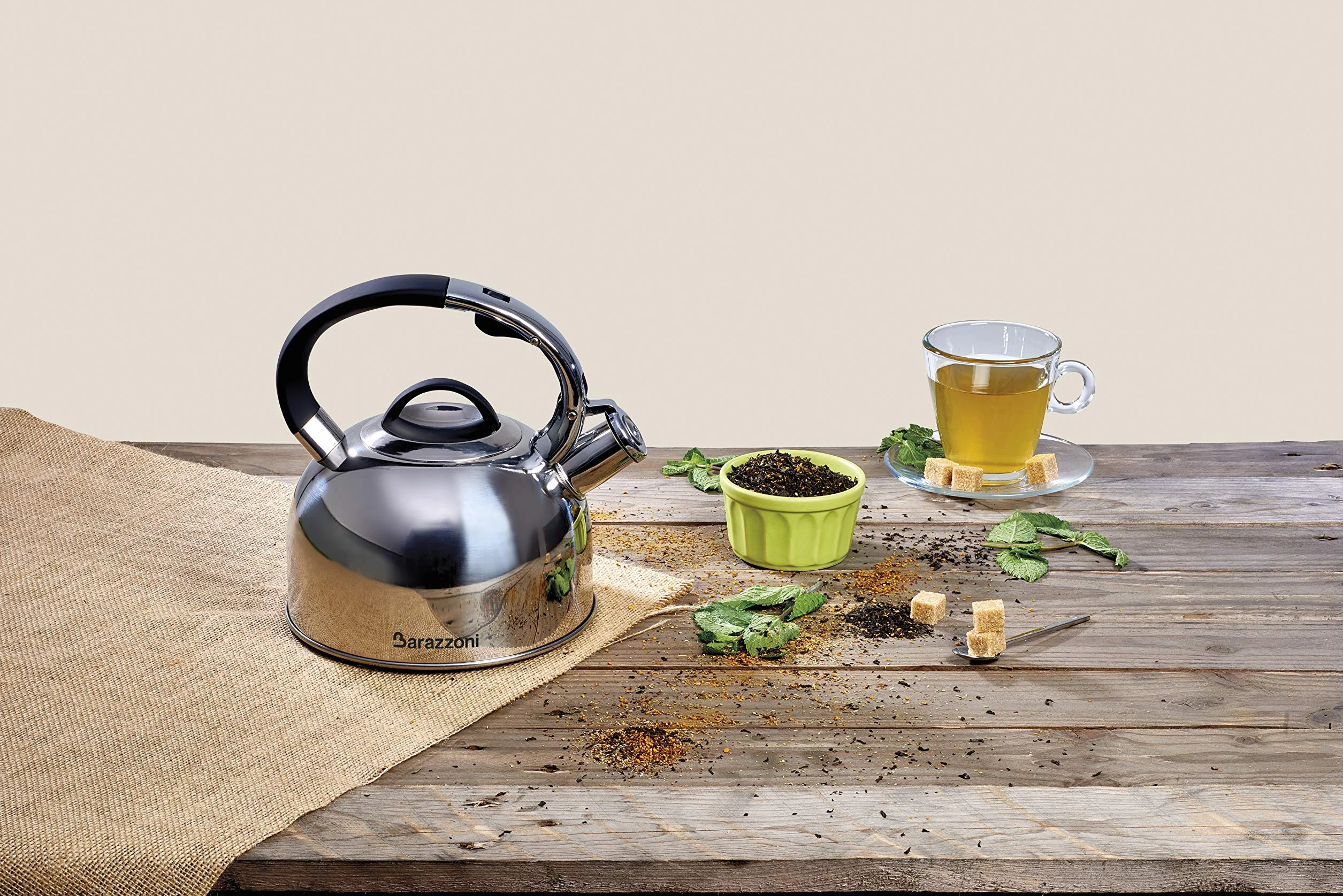 Hervidor de agua de 2,5 l, de acero inoxidable 18/10 satinado, apto para todas las placas de inducción incluida, con silbato y boquilla dosificadora.