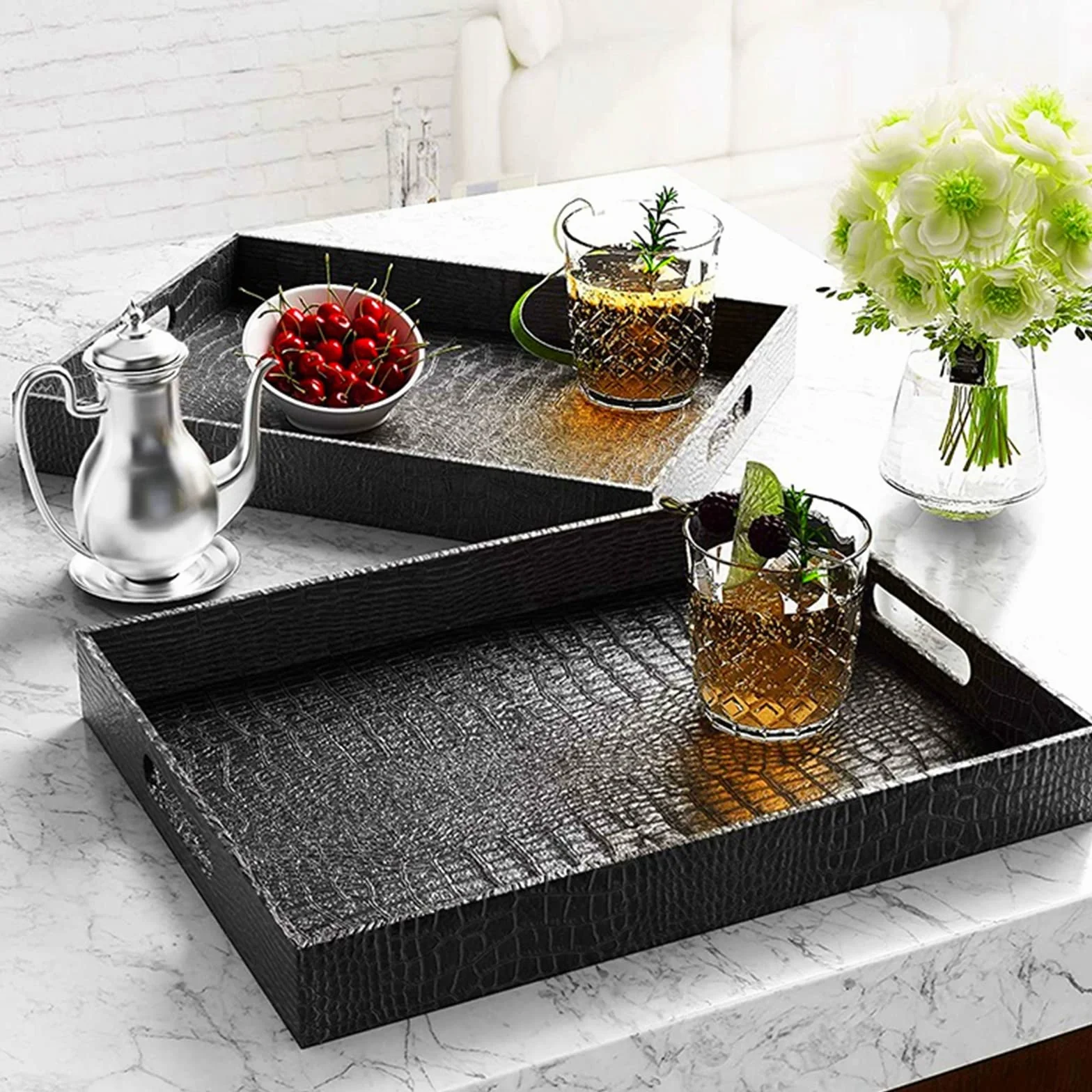 Lyellfe Bandeja de servir negra con asas, piel sintética de cocodrilo | Bandeja otomana rectangular decorativa de 17 x 12 pulgadas para mesa de café, sala de estar, cama o tocador