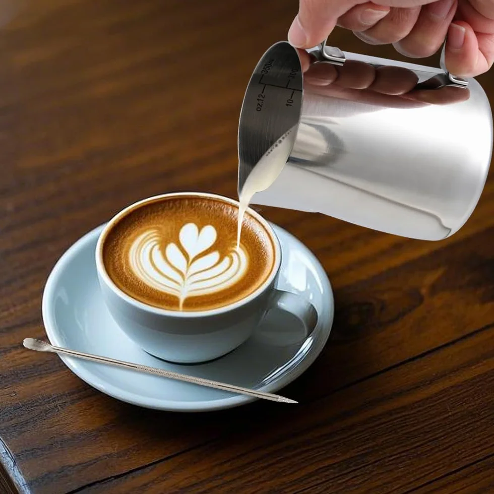 KITDAHOM Jarra de espuma de leche de acero inoxidable 350 ml con escala, dispensador de nata y aguja para latte-art para baristas