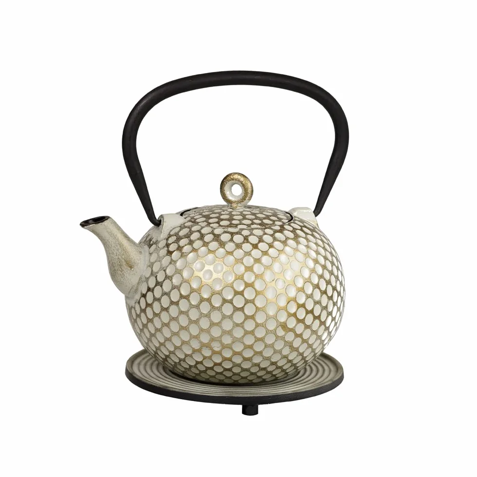 Frieling Ja by Dim - Tetera de hierro fundido con infusor de acero inoxidable y salvamanteles - Hervidor de té blanco/dorado de 34 onzas para estufa - Hervidor de té con infusor - Tetera para estufa