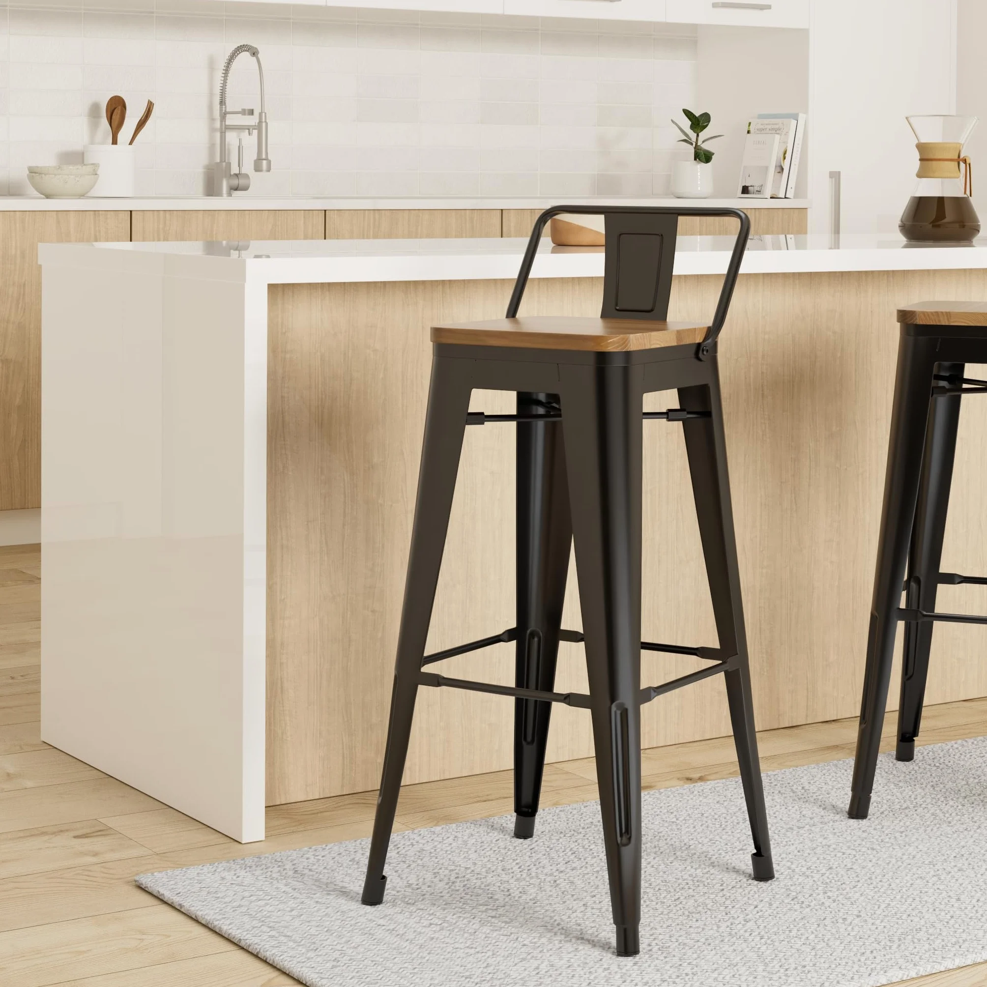 Kosmi - Juego de 4 sillas de Bar, taburetes Grandes de Estilo Industrial con Respaldo pequeño de Metal Negro Mate y Asiento de Madera Natural Clara, Altura del Asiento 76cm