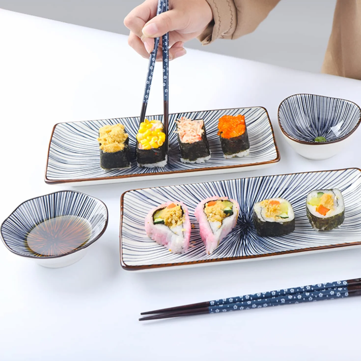 Artcome Juego de vajilla de cerámica de estilo japonés de 10 piezas para inauguración de la casa de boda, 2 platos de sushi, 2 platos de salsa, 2 cuencos de aperitivos, 2 pares de palillos, 2 soportes