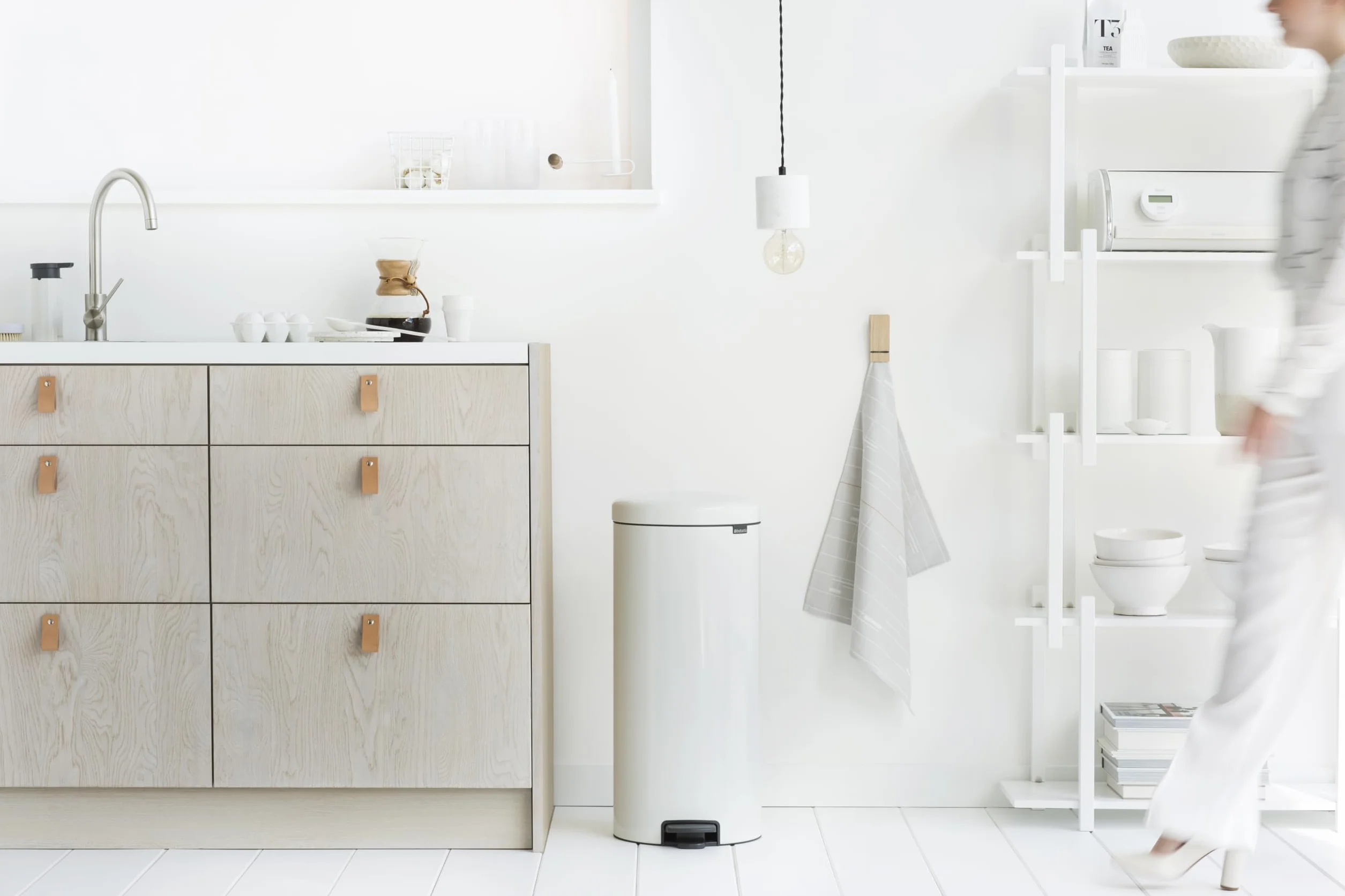 Brabantia NewIcon Cubo de basura de pedal 30 litros blanco