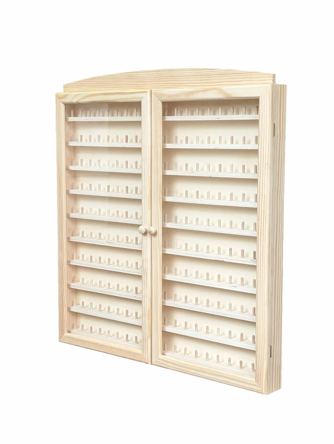 Vitrina Colecciones dedales. 2 Puertas Grande. Capacidad: 200 dedales. Medidas (Ancho/Fondo/Alto): 66 * 6 * 72 cms. En Madera de Pino en Crudo. para Pintar.. Altura Entre baldas: 4,5 cms.