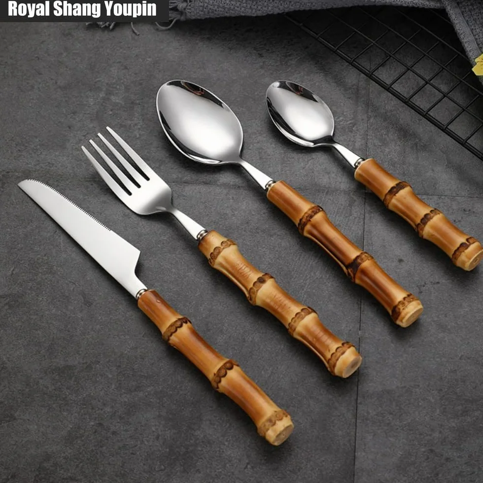 Este Juego de Cubiertos de Acero Inoxidable con Mango de bambú de 24 Piezas Incluye Cuchillos, Tenedores y cucharas, además de un Soporte para Cubiertos. Ideal para el hogar, para Servir Car