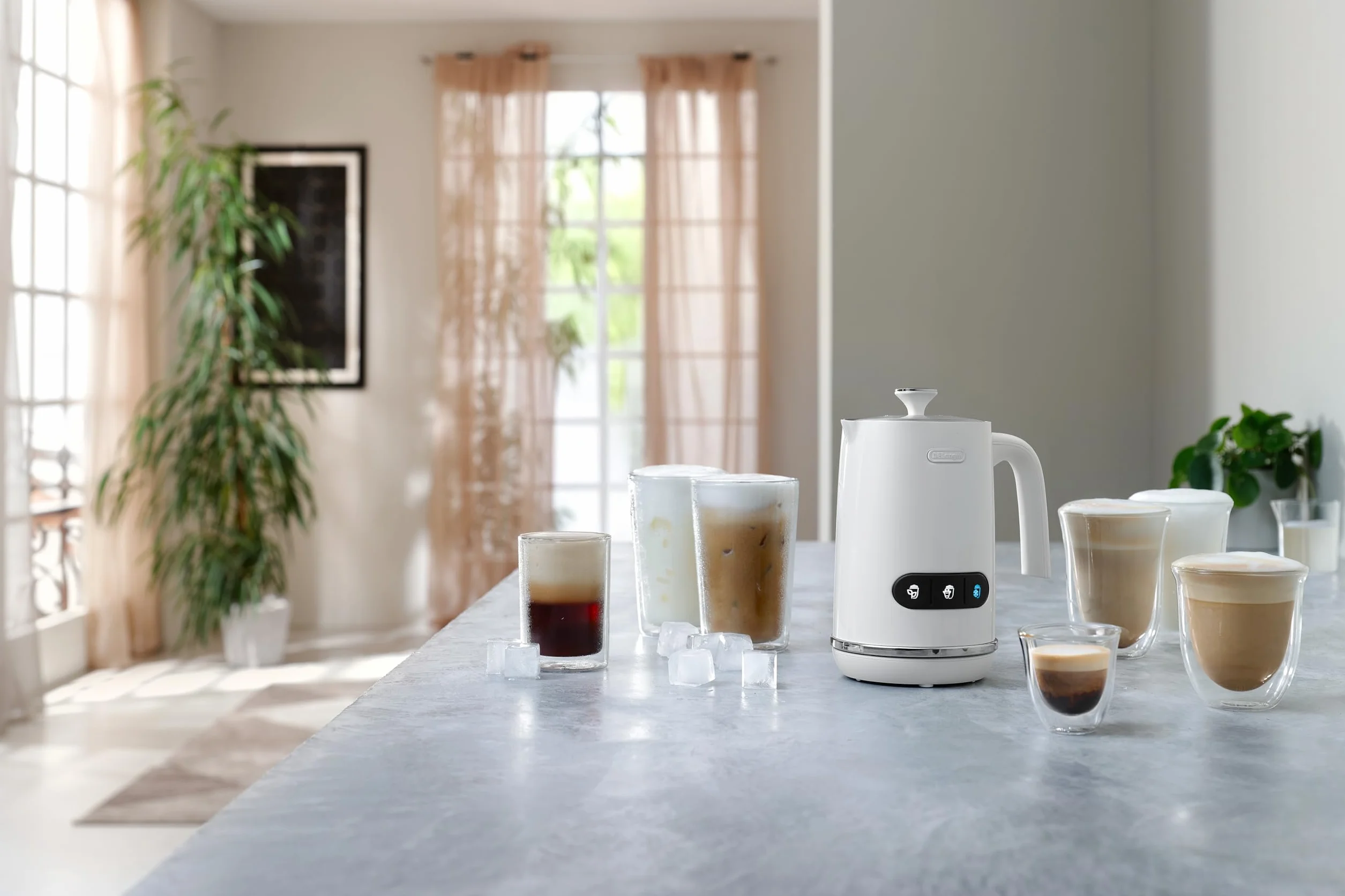 De'Longhi LatteMix EMF3.W - Espumador de leche eléctrico para leche caliente y fría y alternativas vegetales, fácil limpieza, tapa transparente, 3 botones, 250 ml, blanco